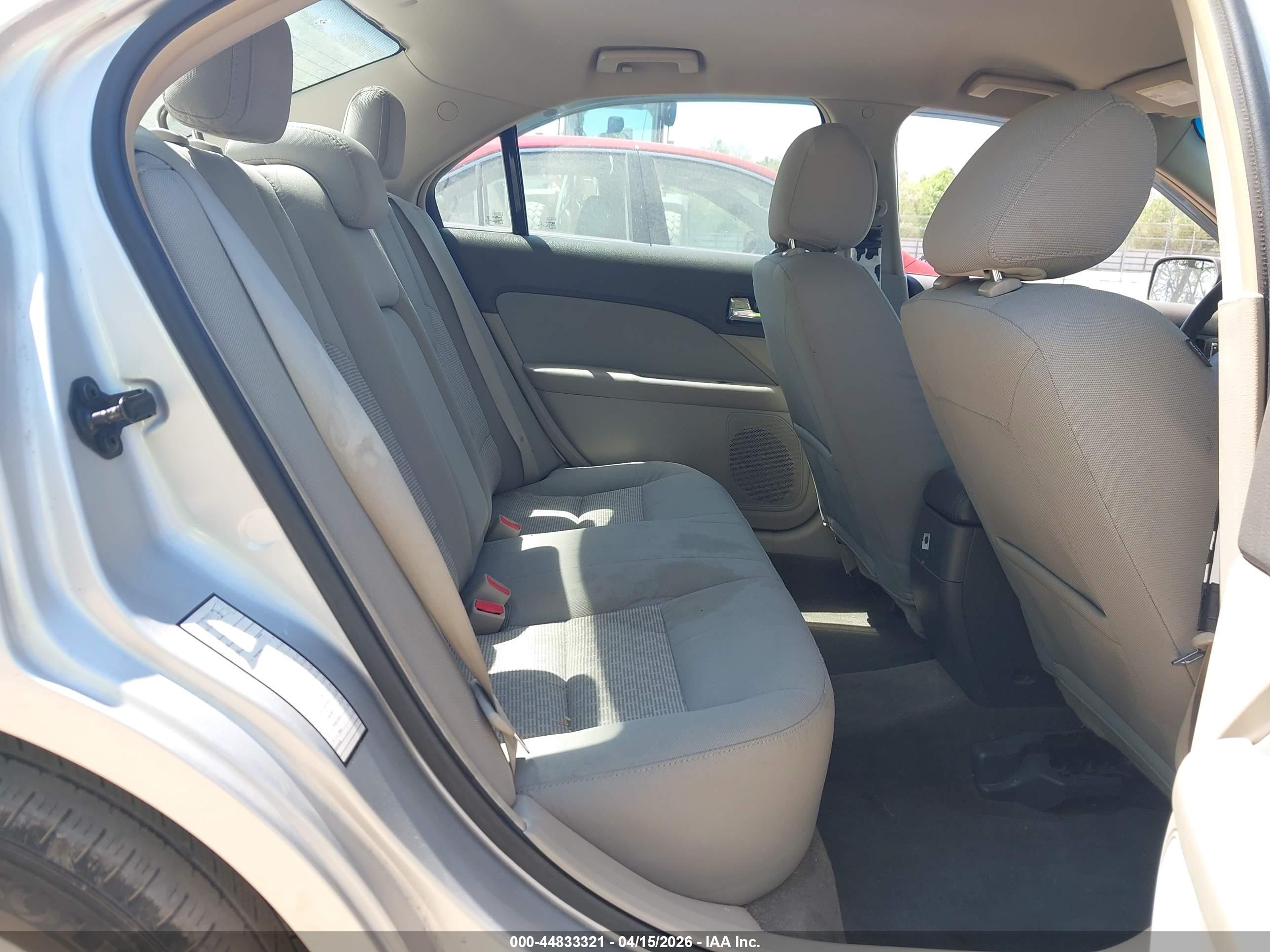 FORD FUSION image 8