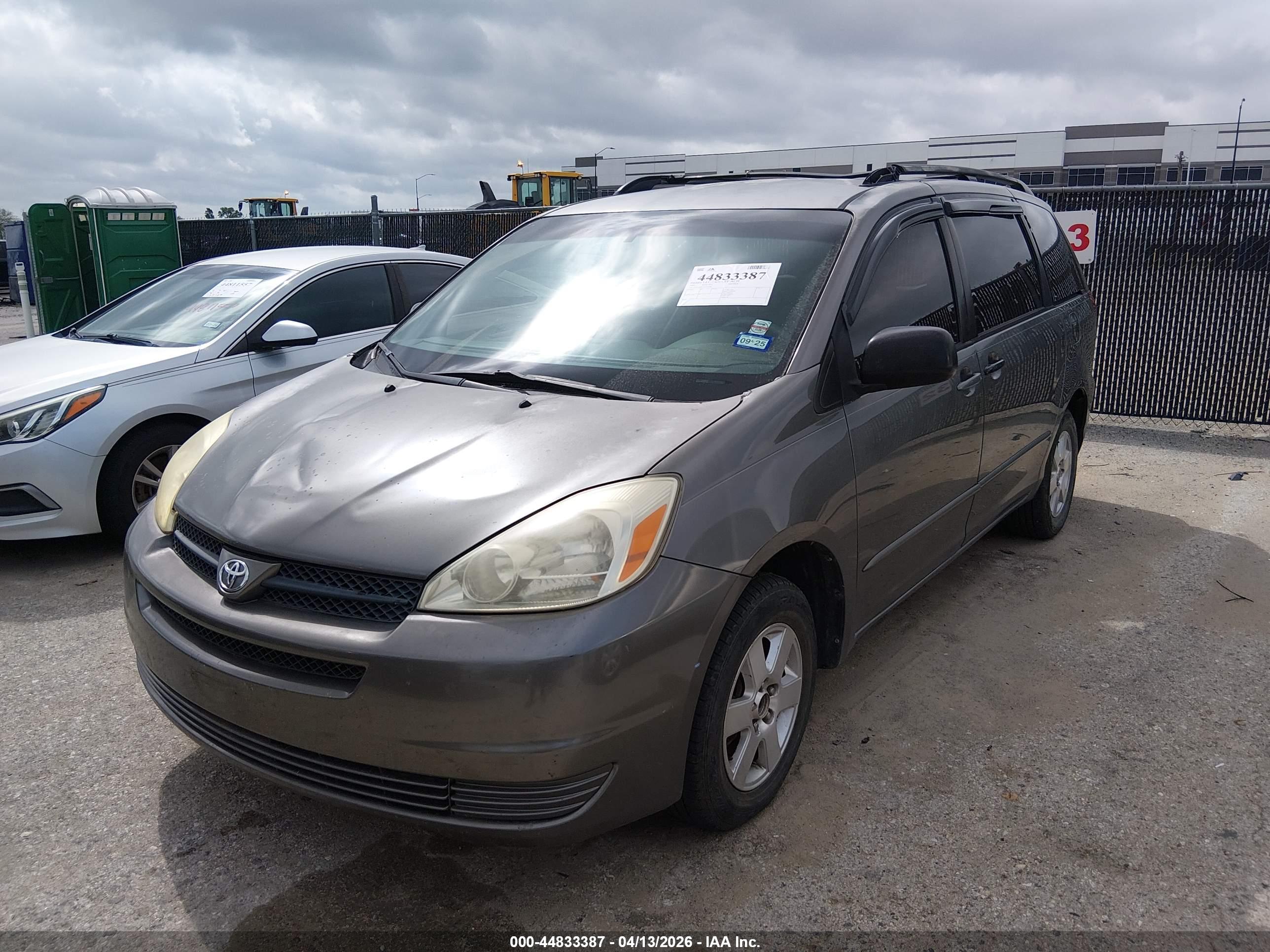 TOYOTA SIENNA image 2