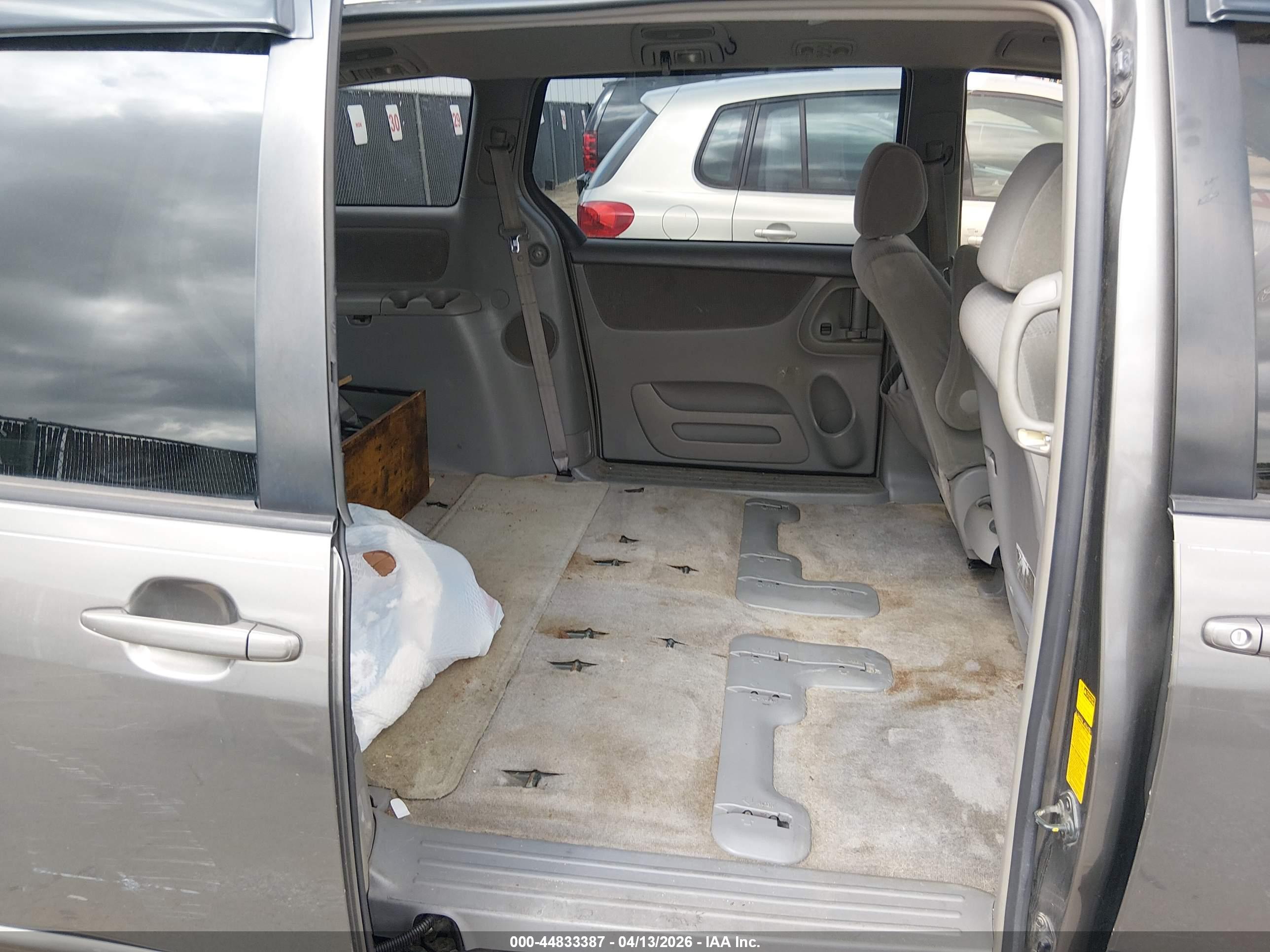 TOYOTA SIENNA image 8