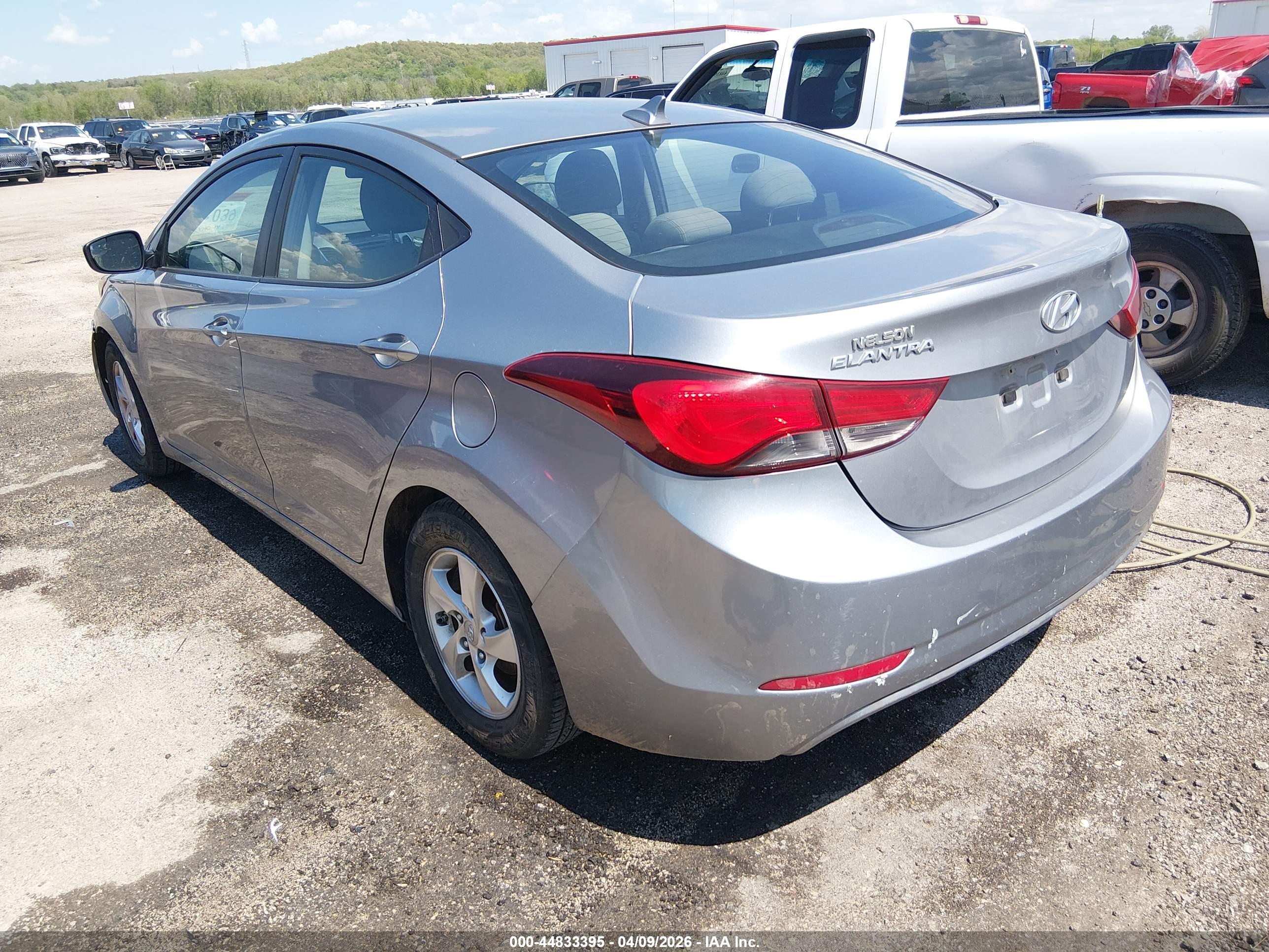 HYUNDAI ELANTRA image 3