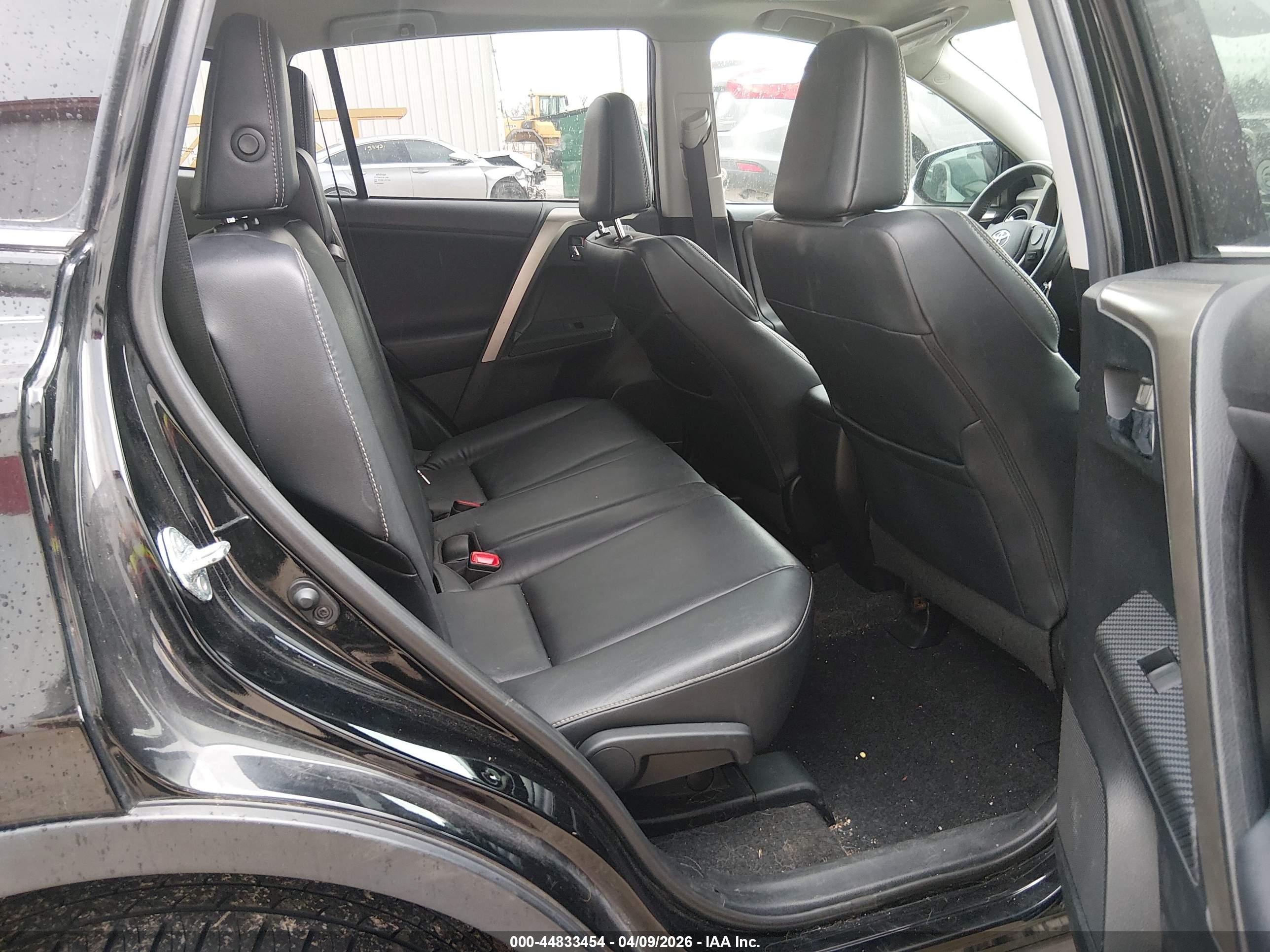 TOYOTA RAV4 image 8