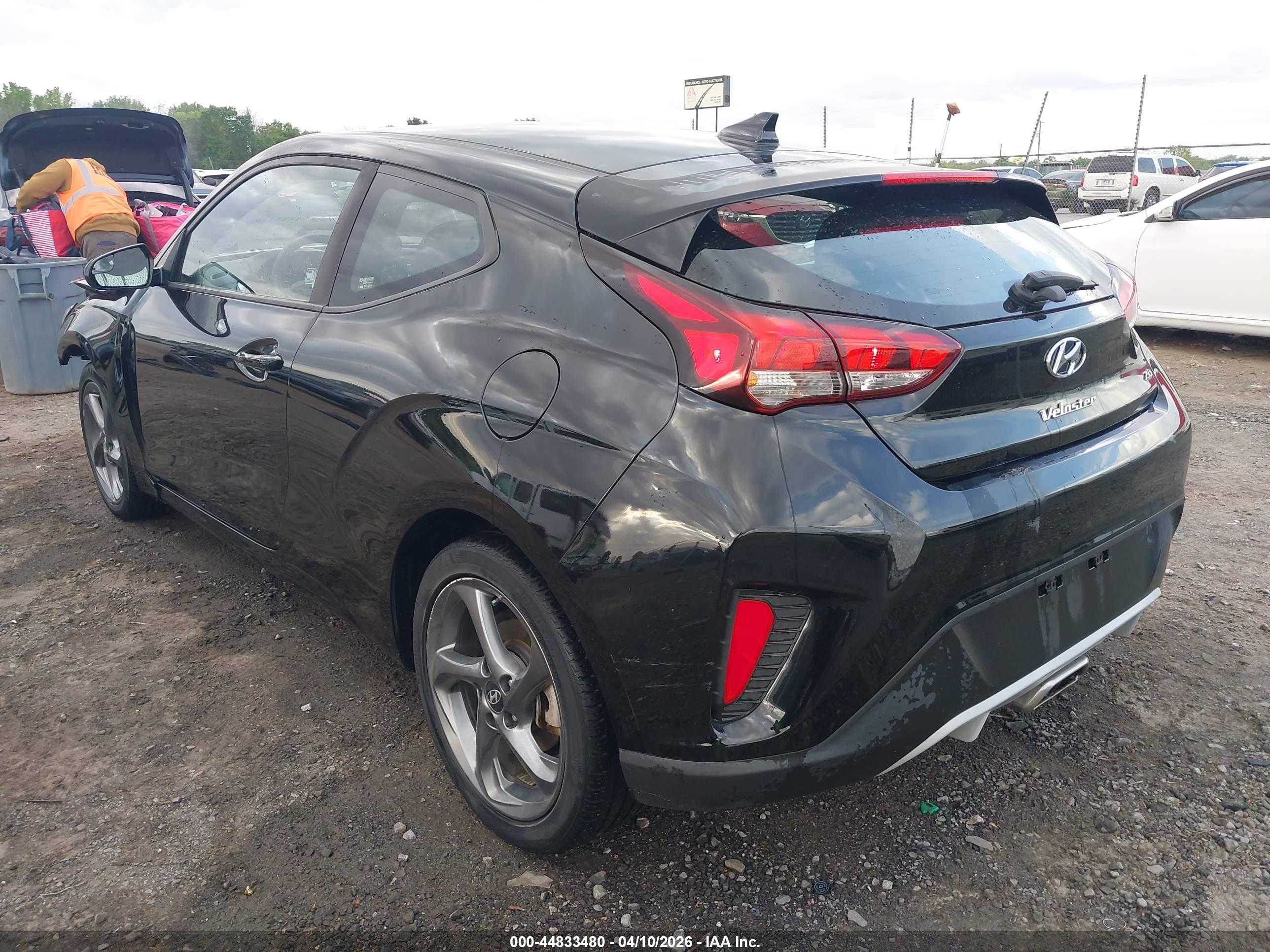 HYUNDAI VELOSTER image 3