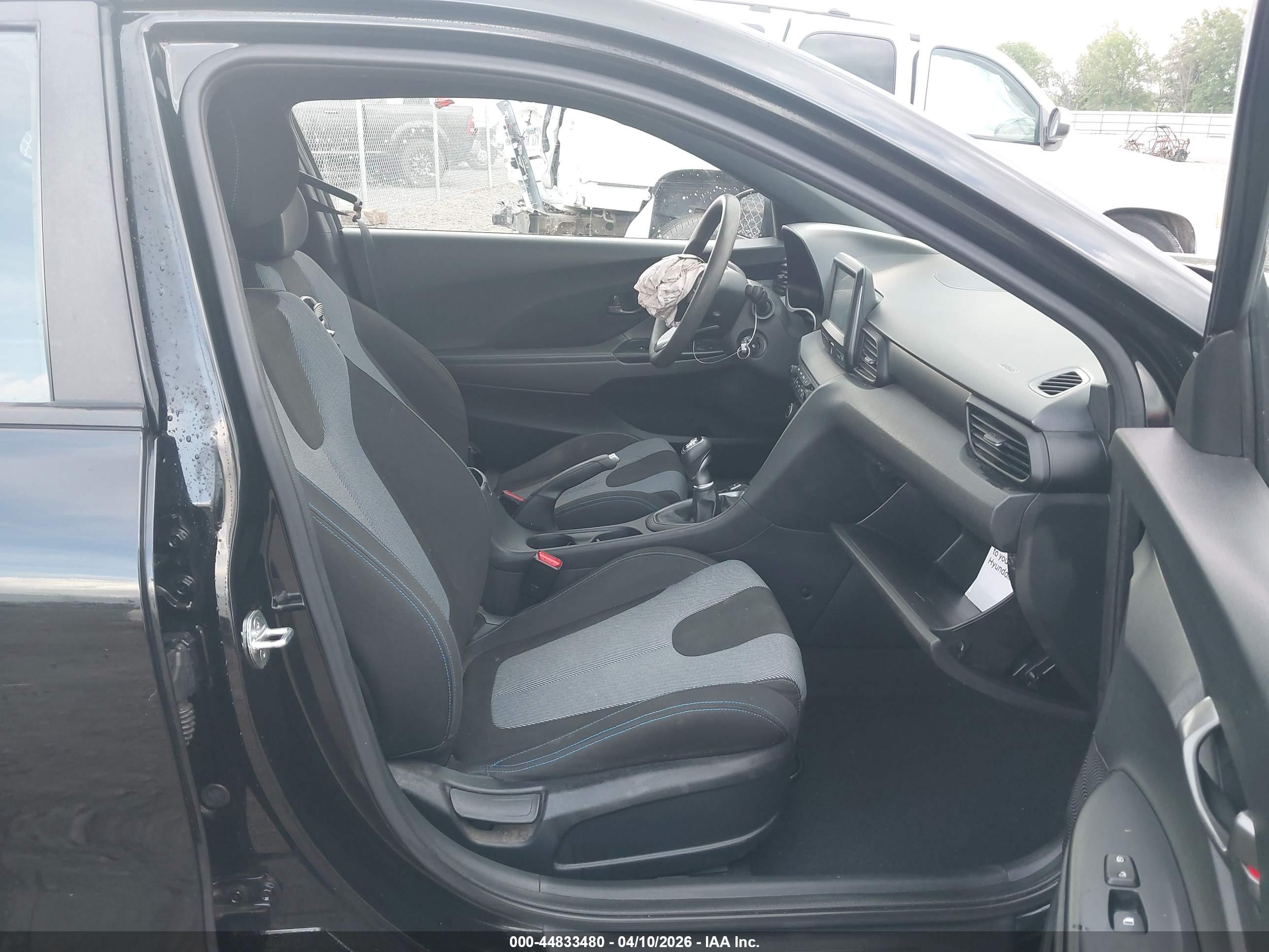 HYUNDAI VELOSTER image 5