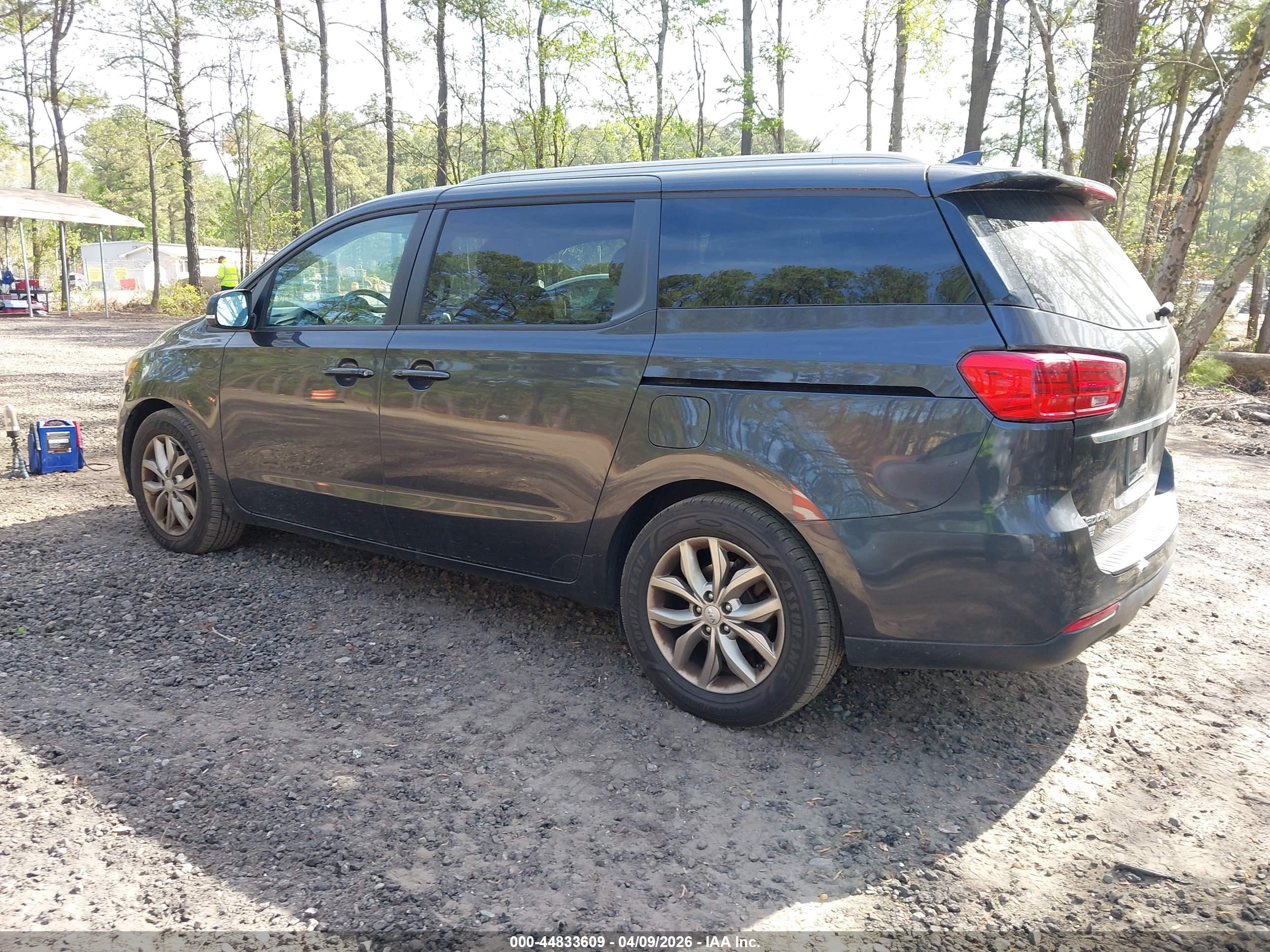 KIA SEDONA image 3