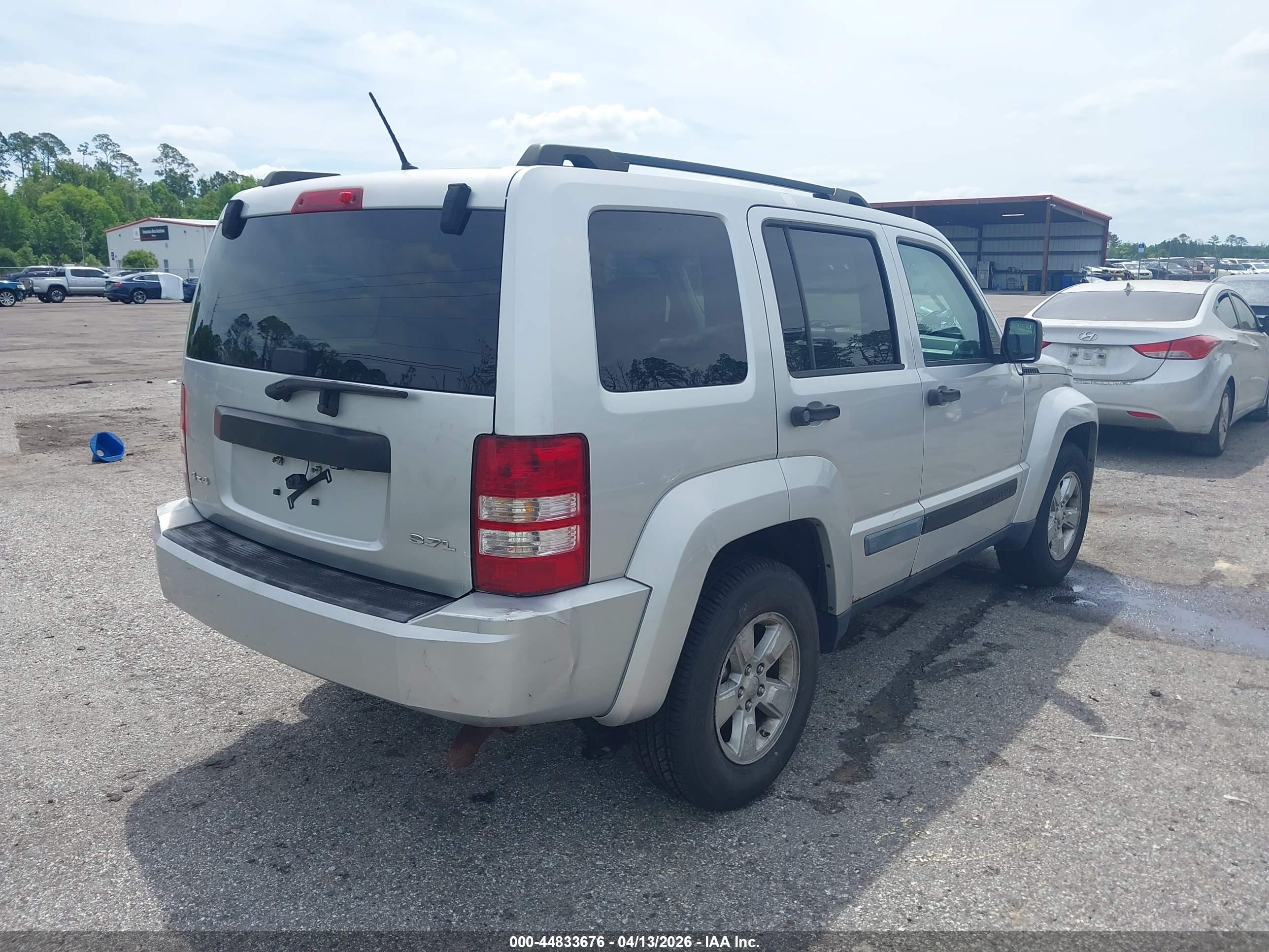 JEEP LIBERTY image 4