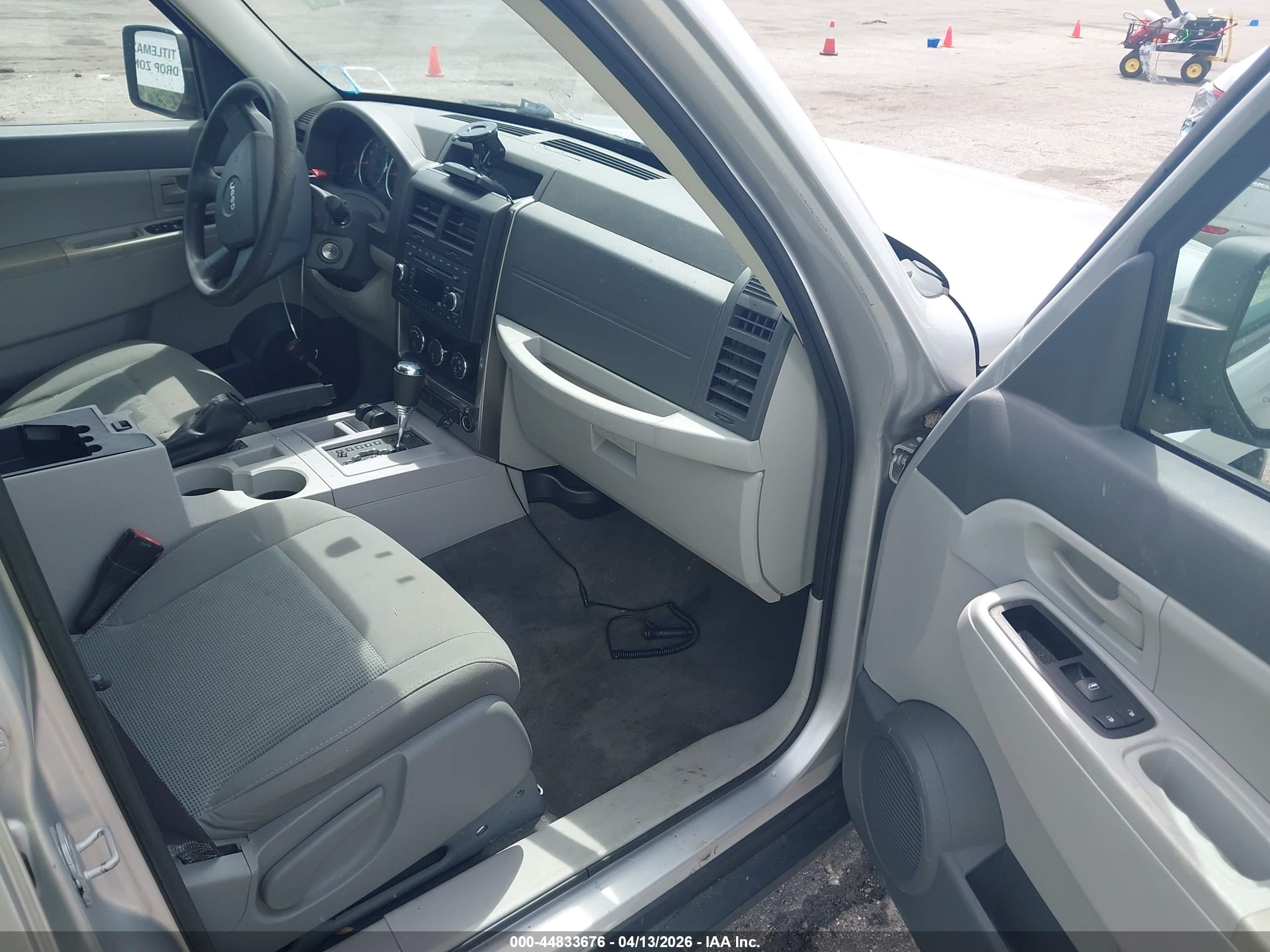 JEEP LIBERTY image 5