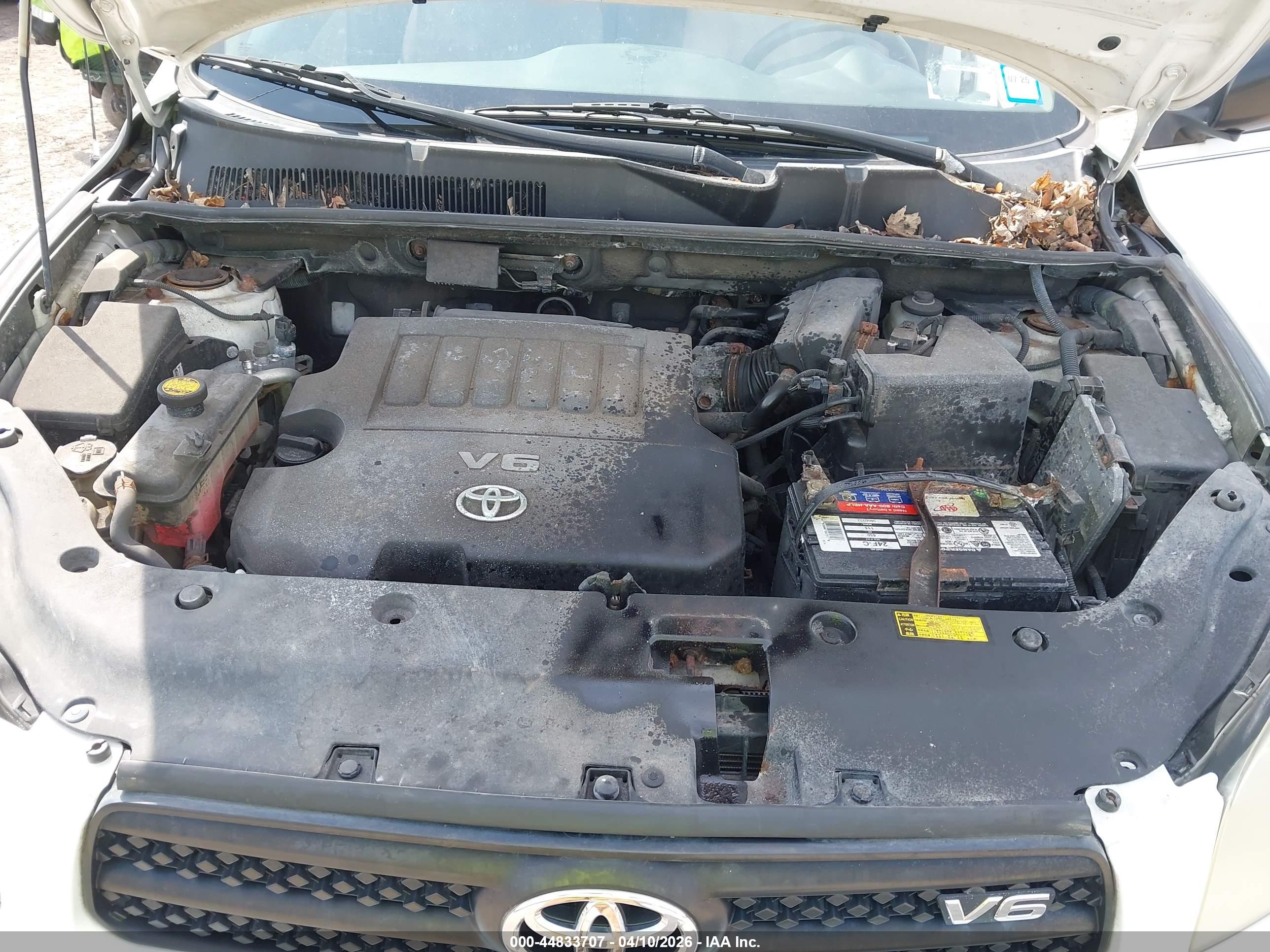 TOYOTA RAV4 image 10