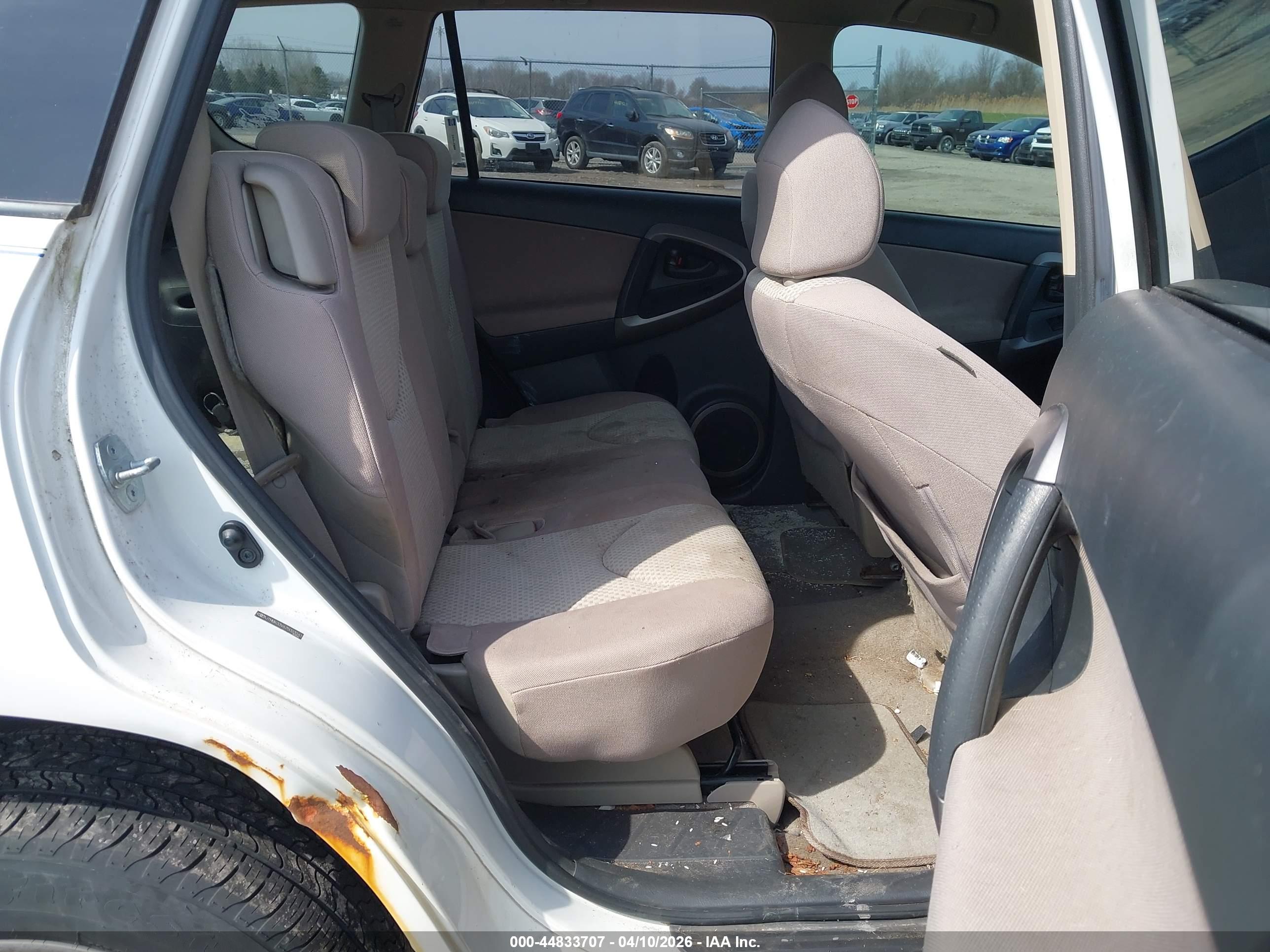 TOYOTA RAV4 image 8