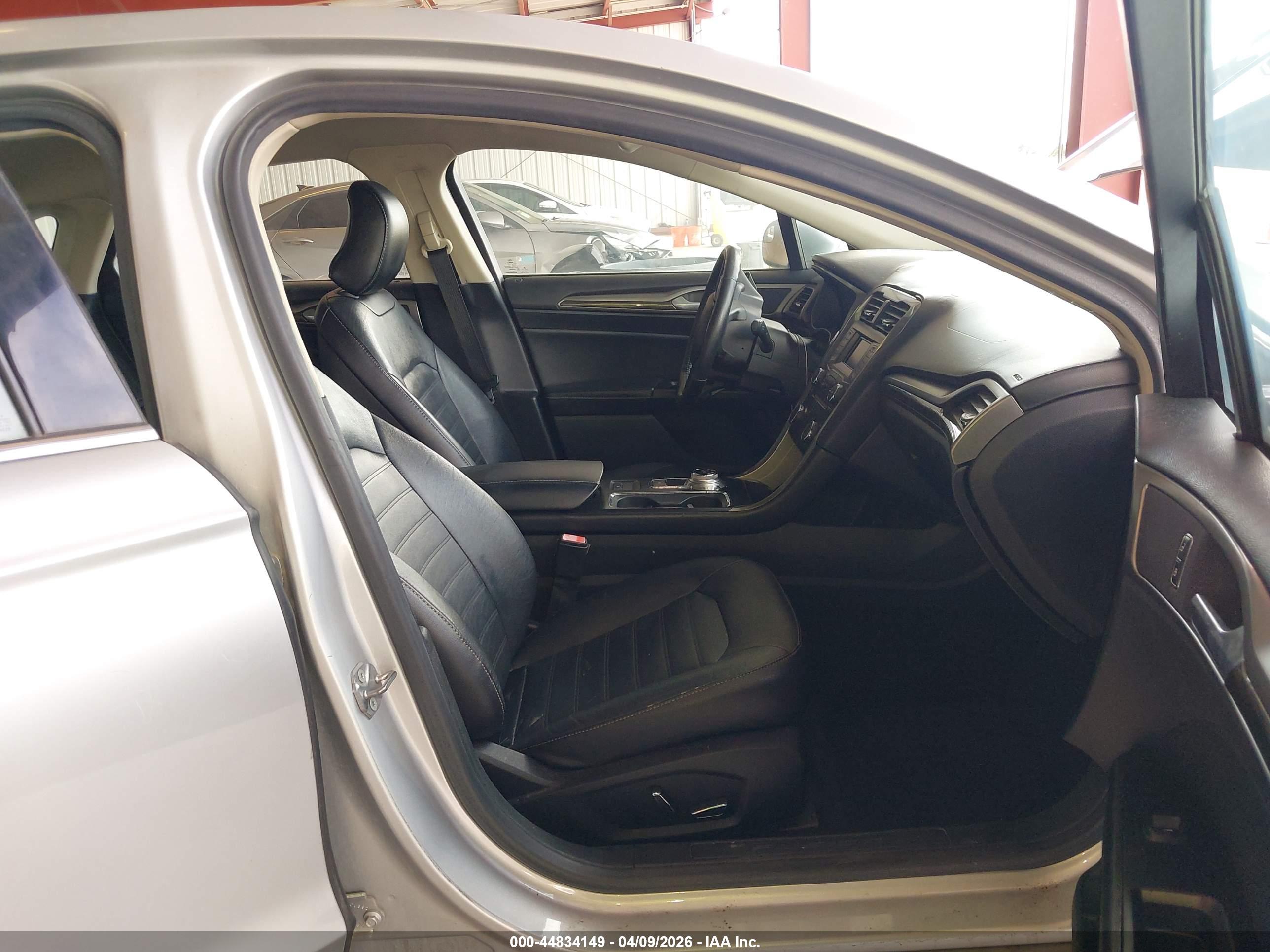 FORD FUSION image 5