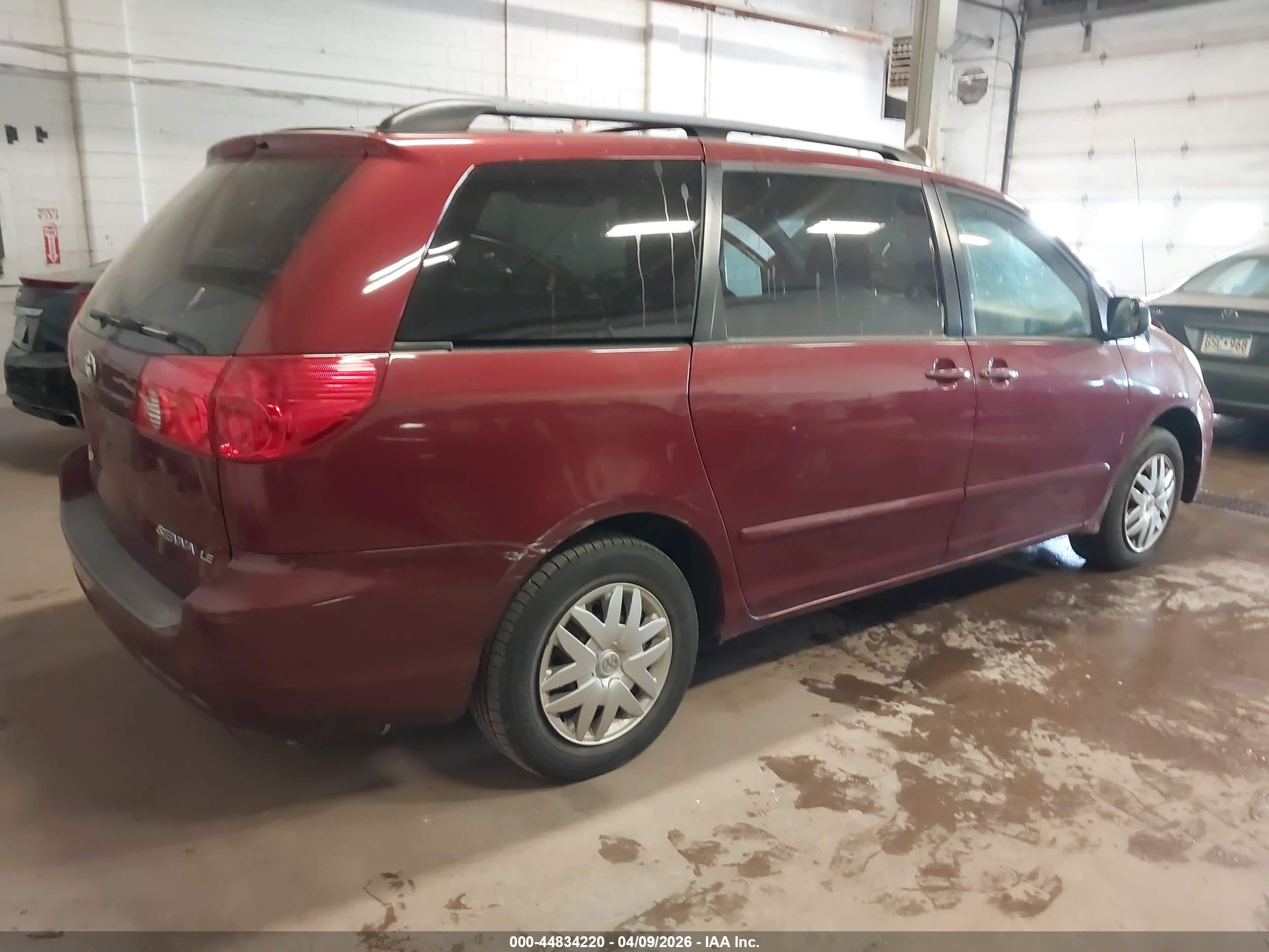 TOYOTA SIENNA image 4