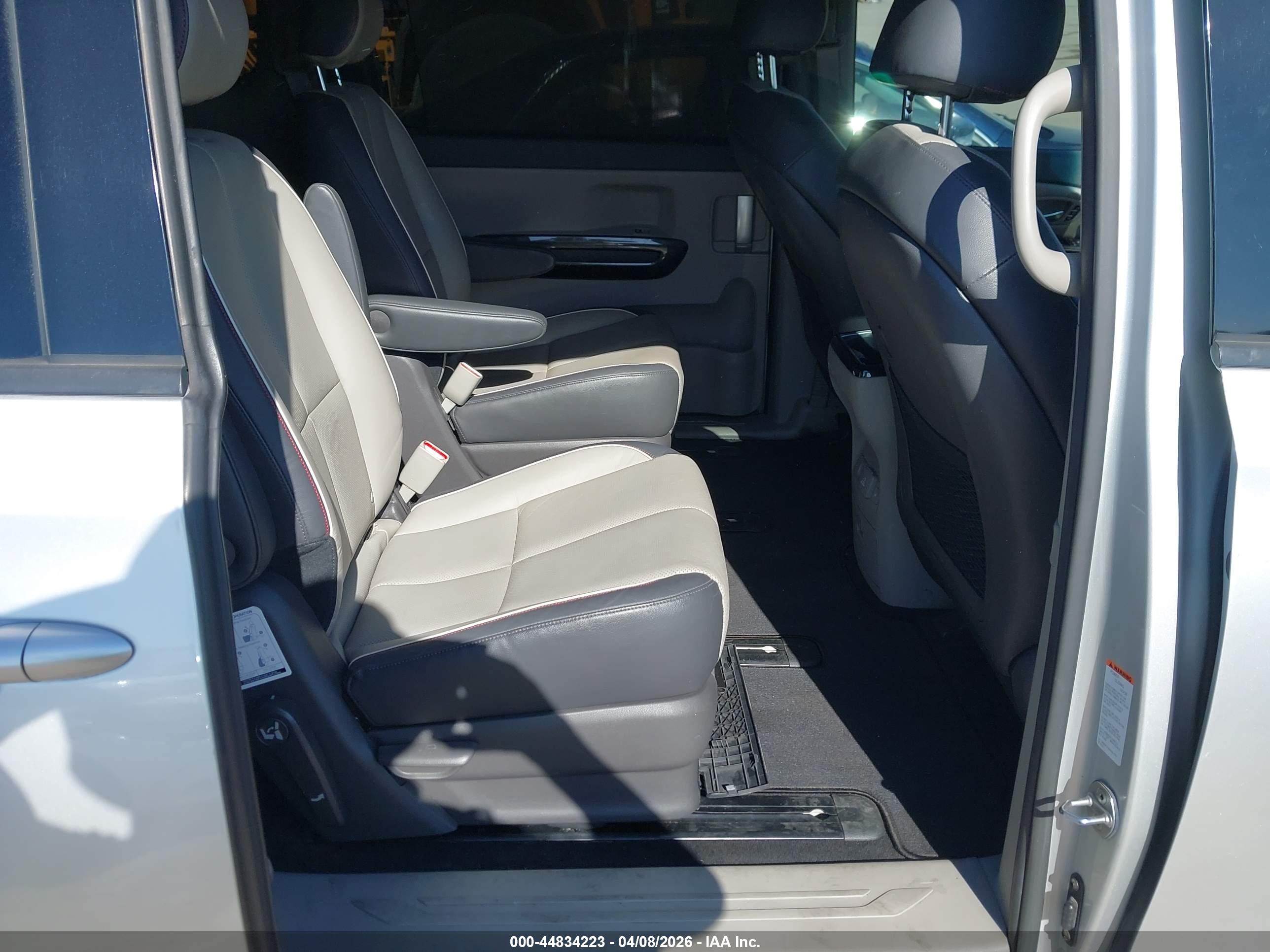 KIA SEDONA image 8