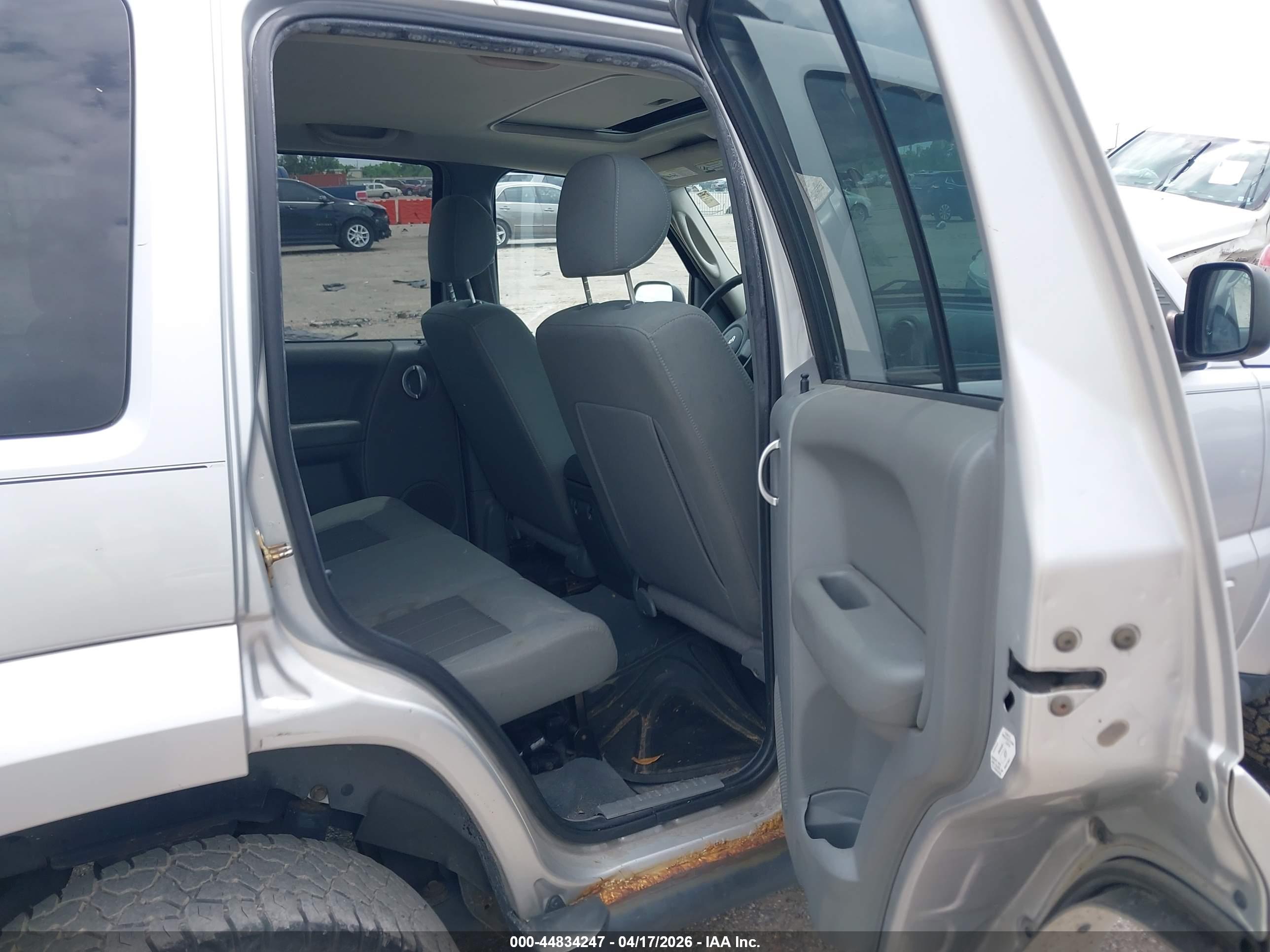 JEEP LIBERTY image 8