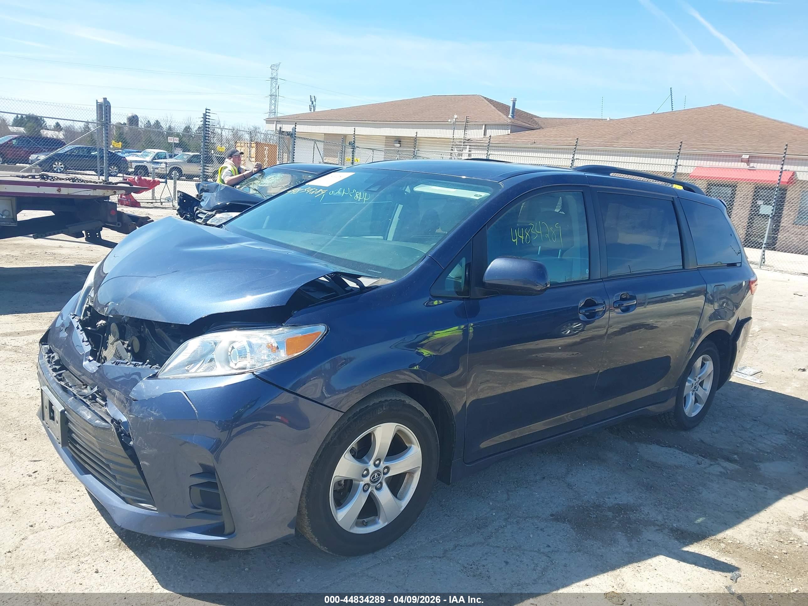 TOYOTA SIENNA image 2