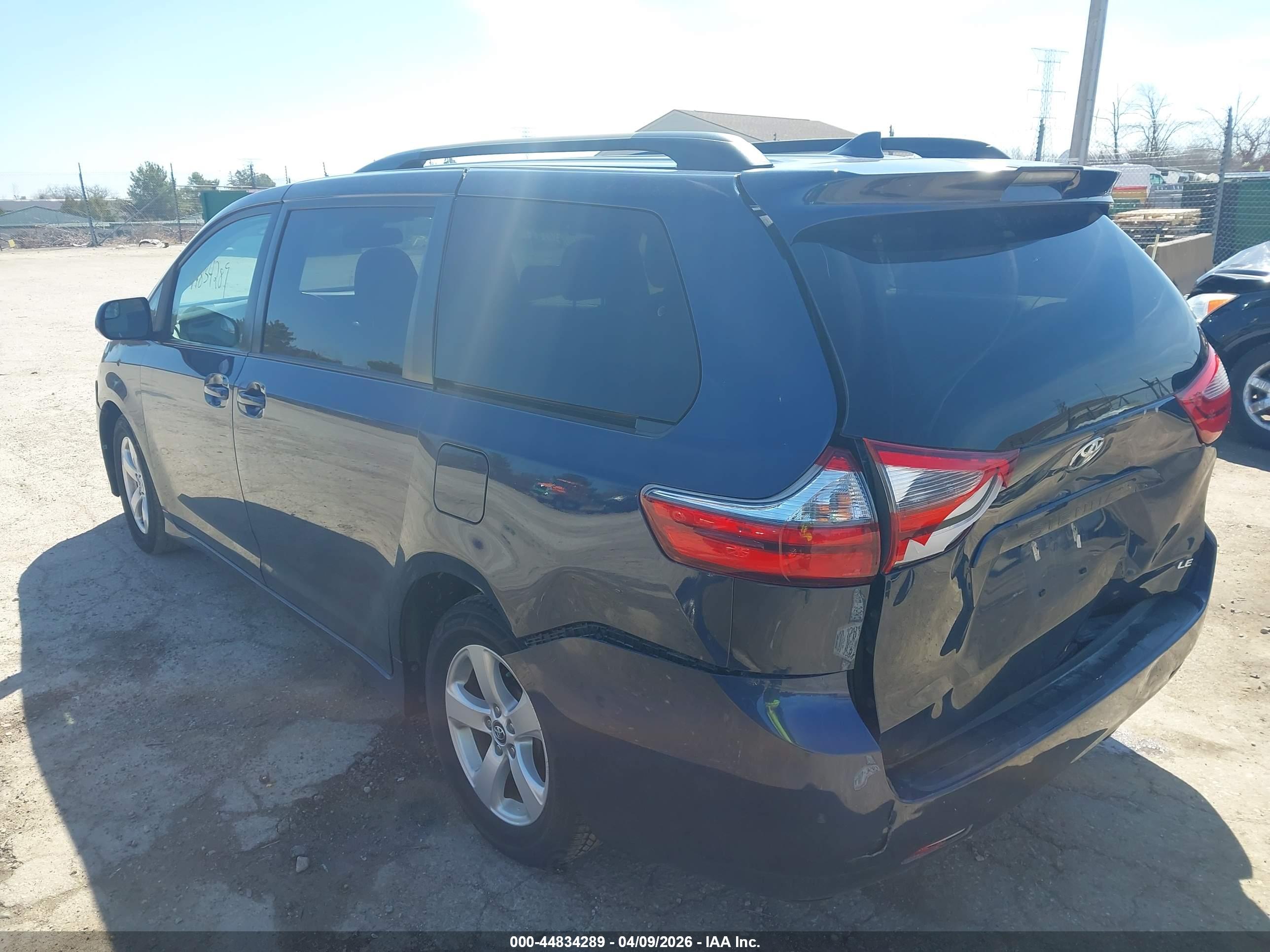 TOYOTA SIENNA image 3
