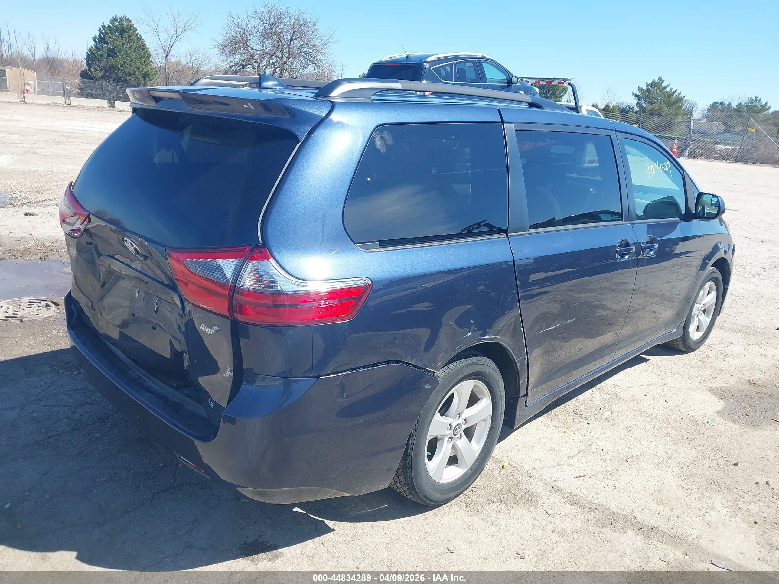 TOYOTA SIENNA image 4