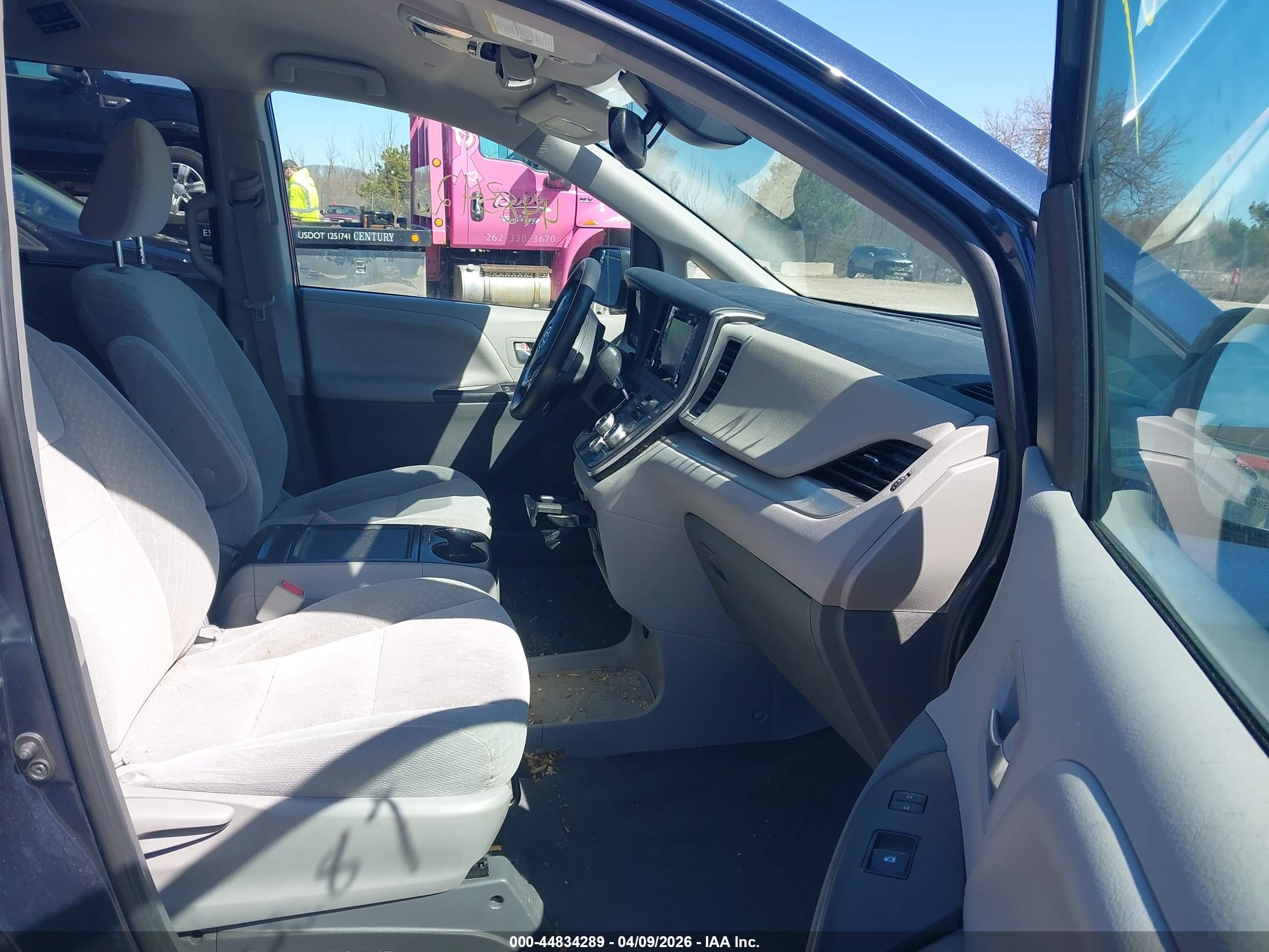 TOYOTA SIENNA image 5