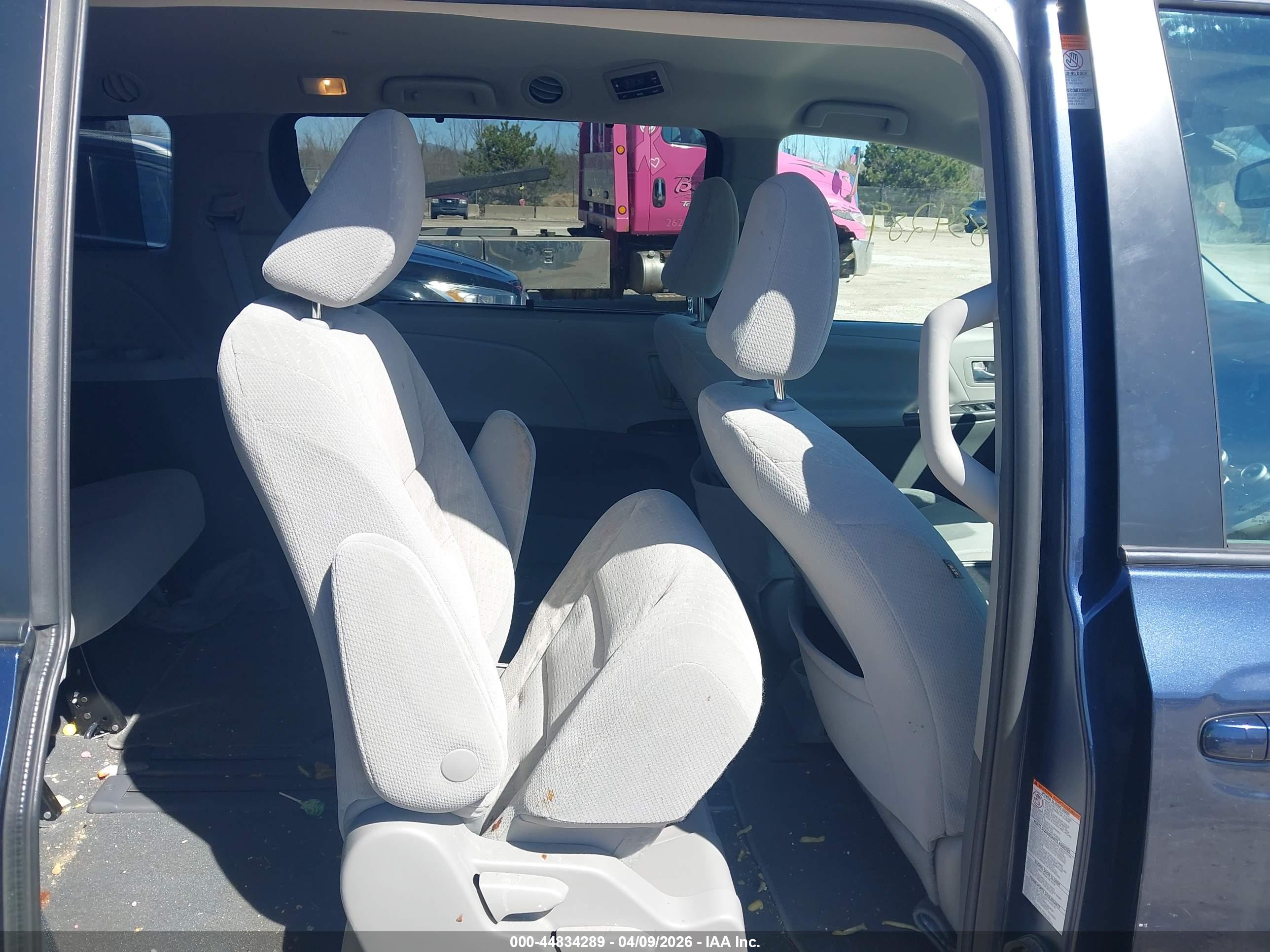 TOYOTA SIENNA image 8