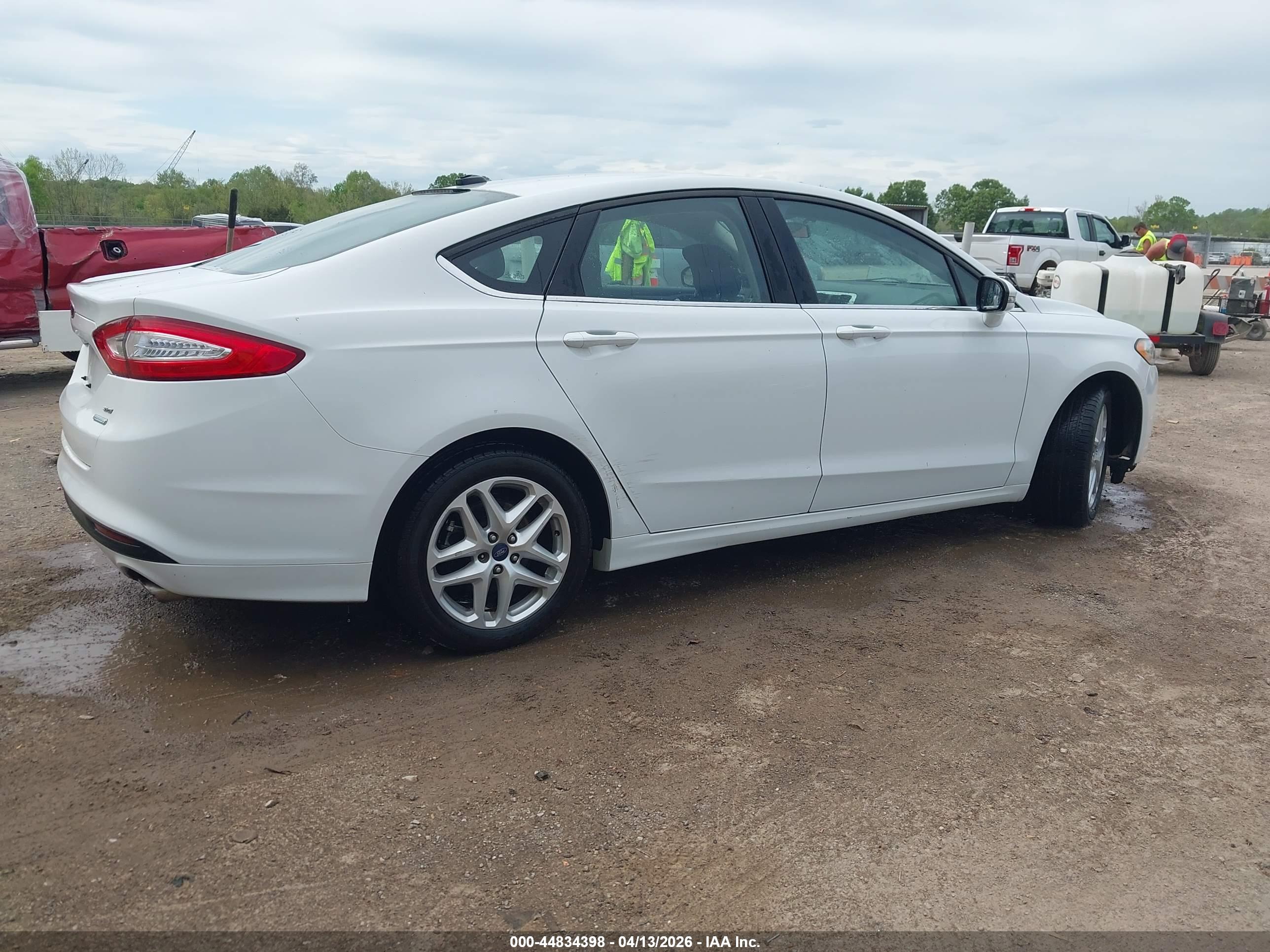 FORD FUSION image 4