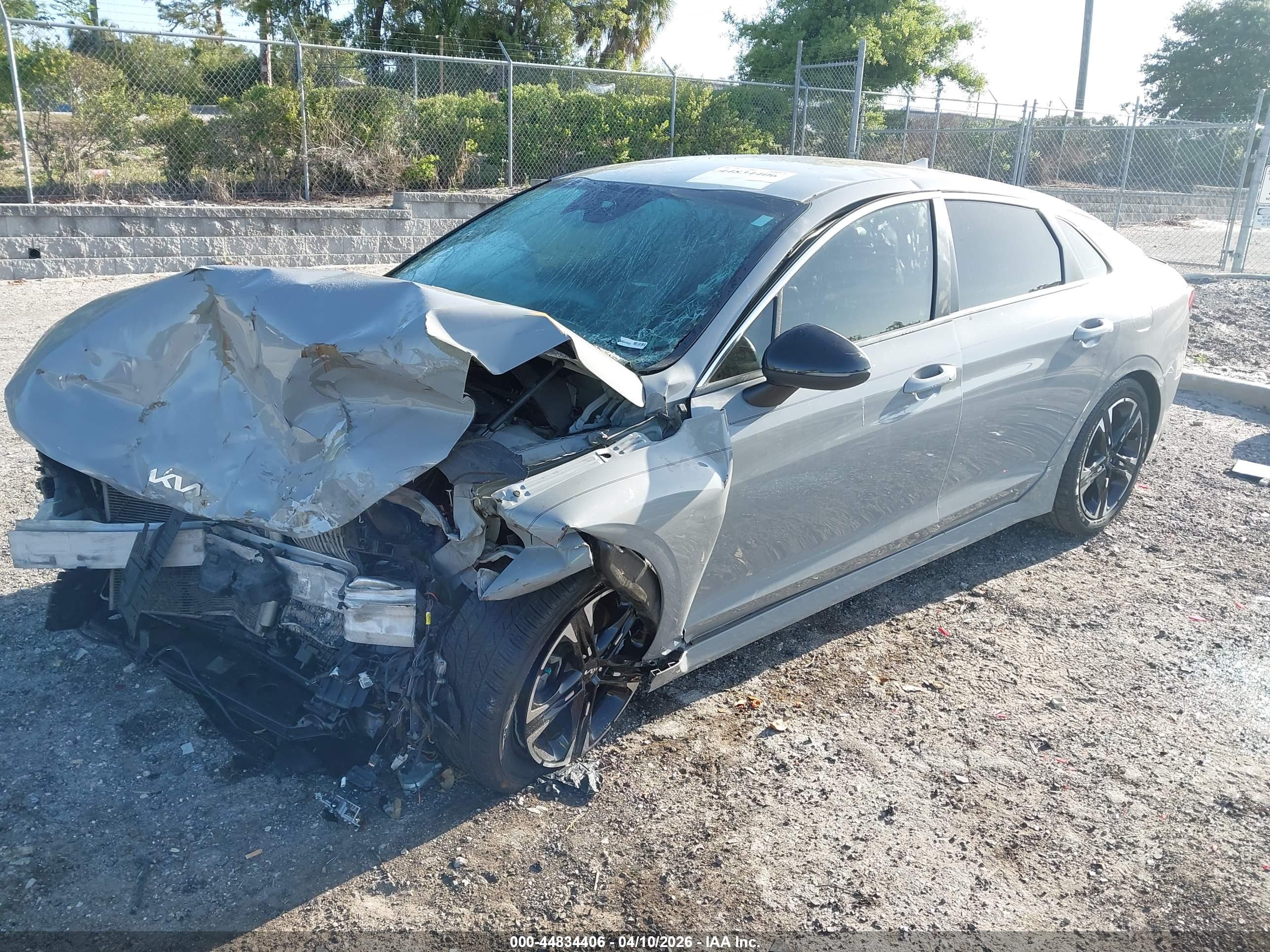 KIA K5 image 2