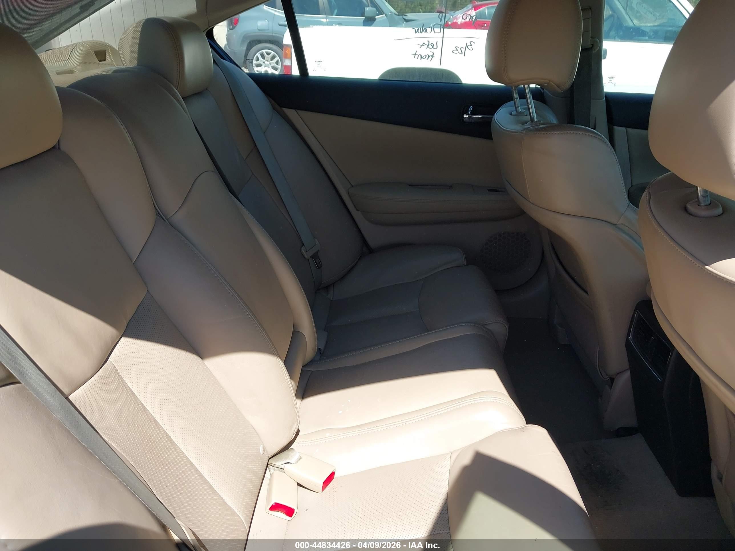 NISSAN MAXIMA image 8