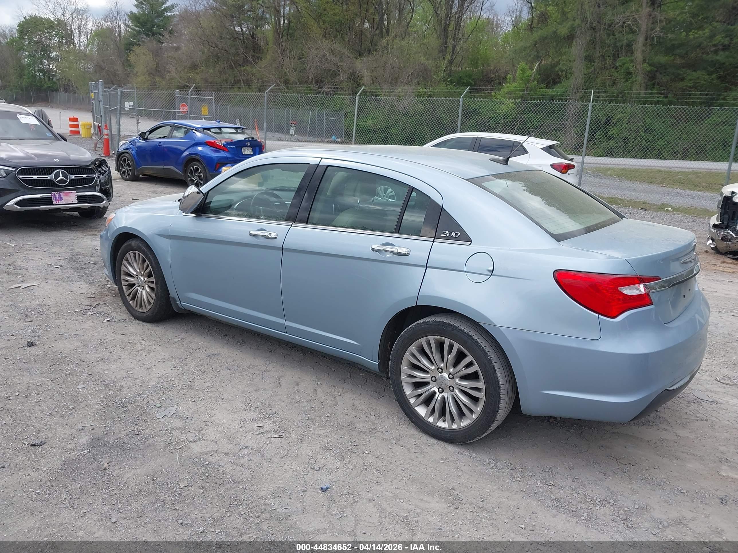 CHRYSLER 200 image 3