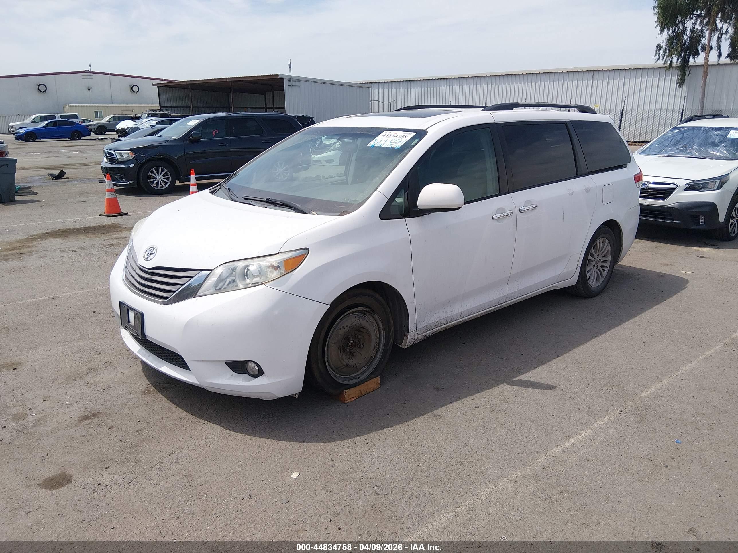 TOYOTA SIENNA image 2