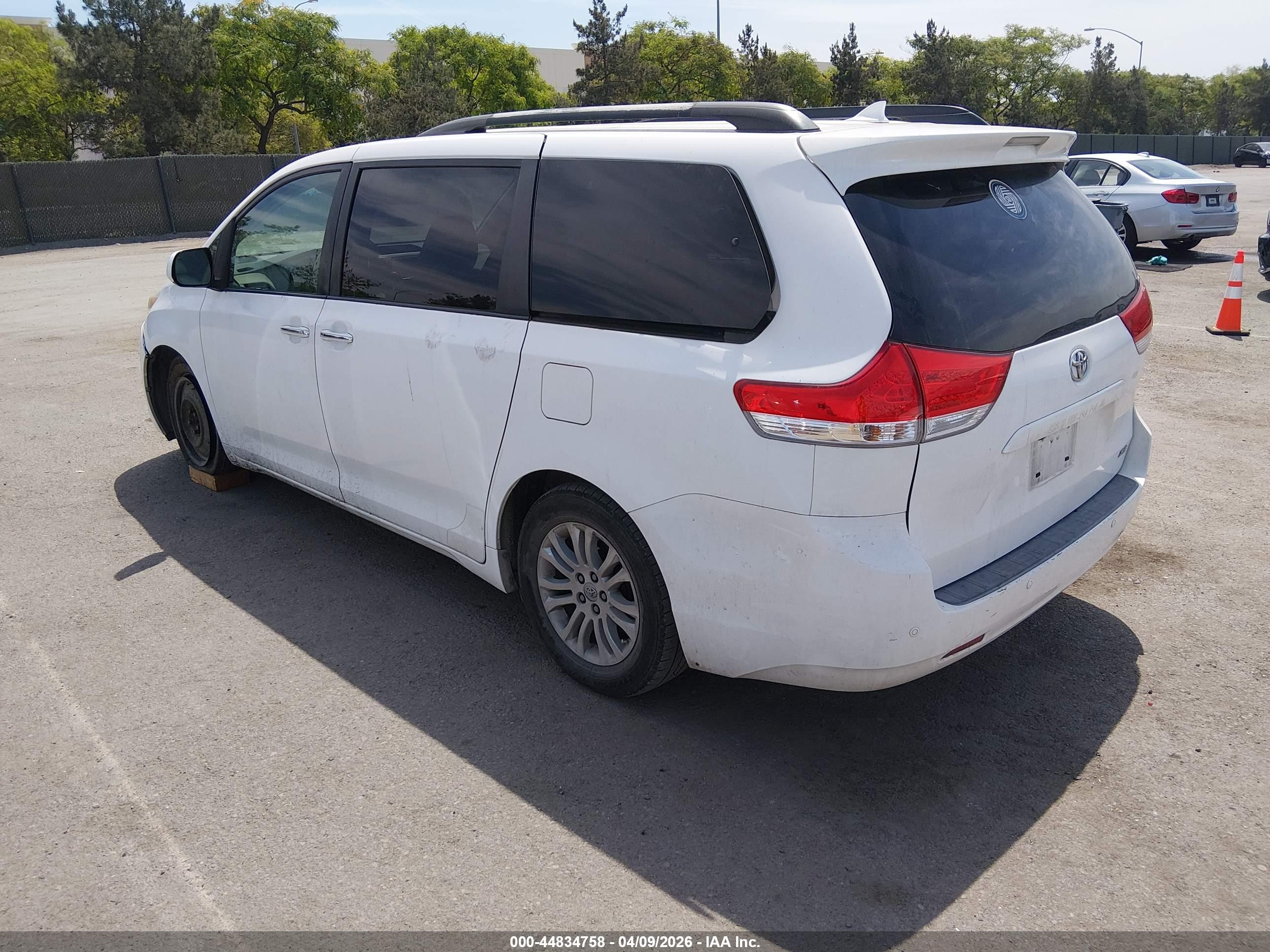 TOYOTA SIENNA image 3