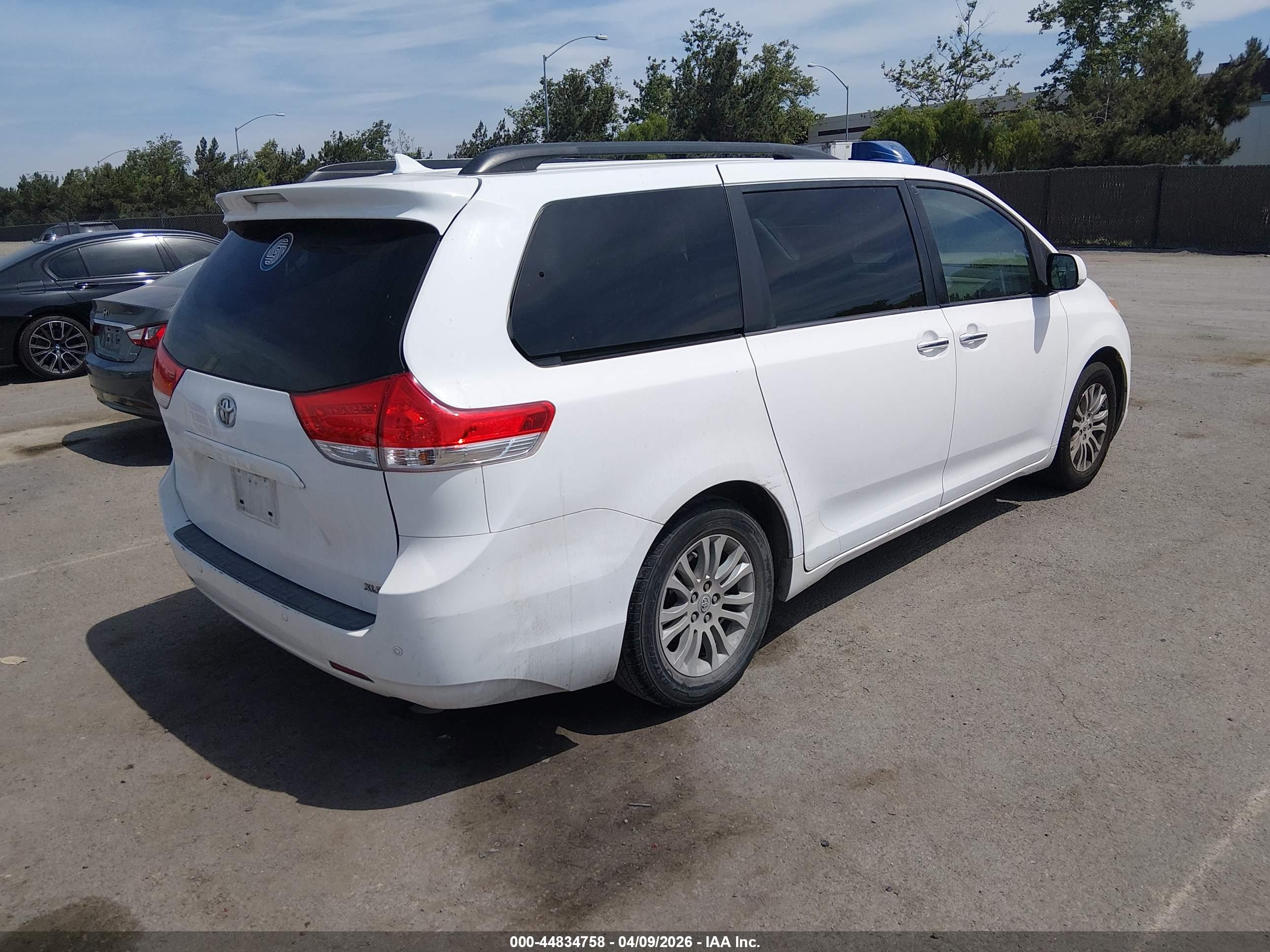 TOYOTA SIENNA image 4