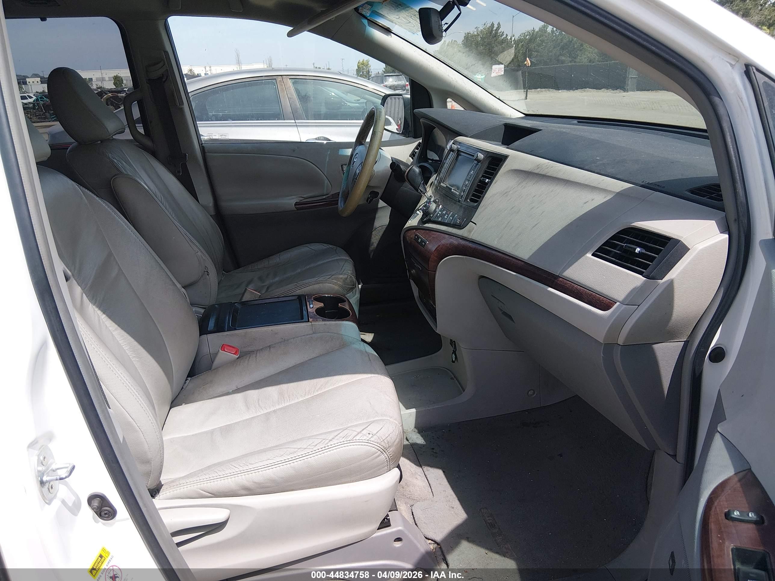 TOYOTA SIENNA image 5