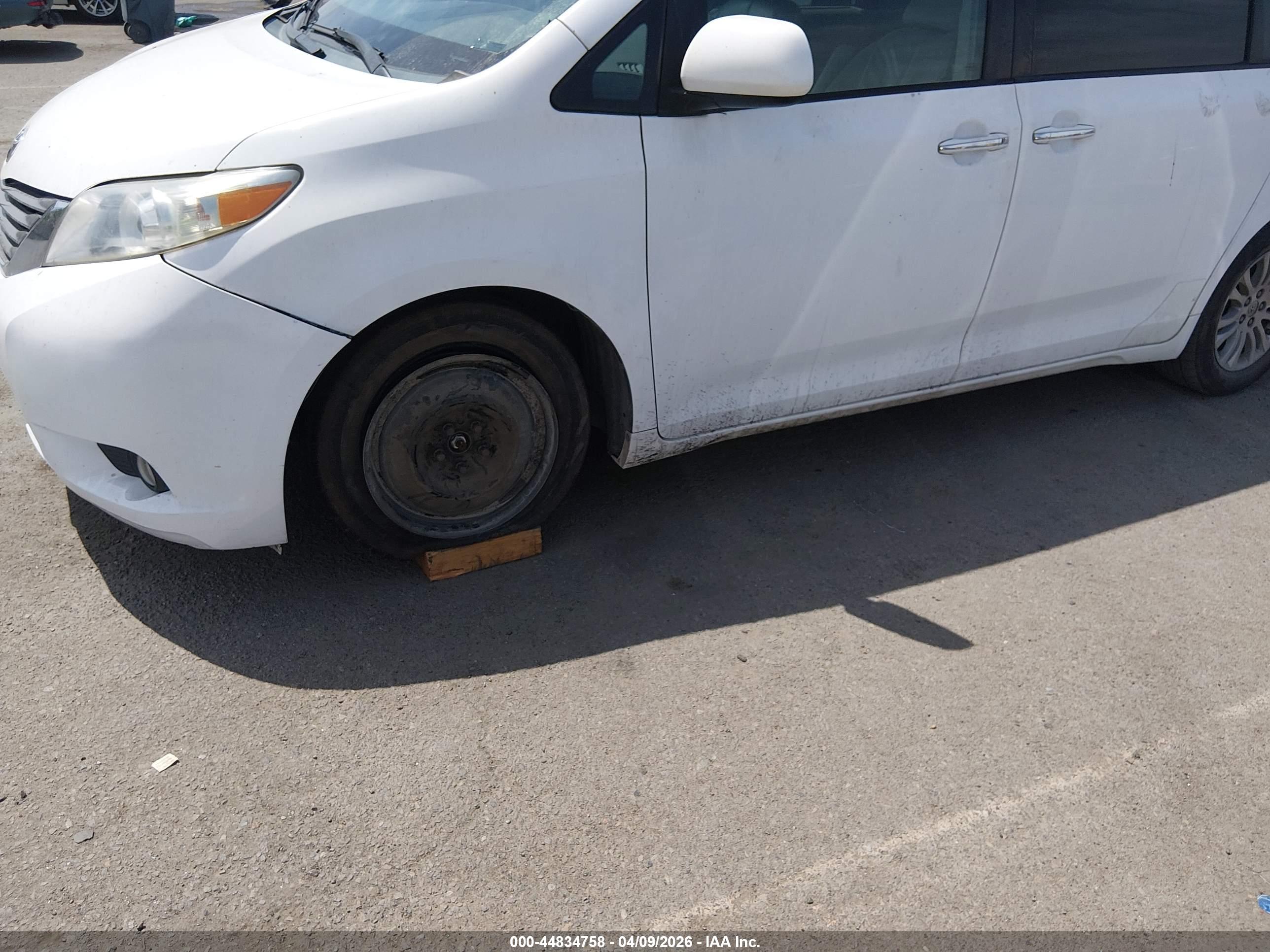 TOYOTA SIENNA image 6