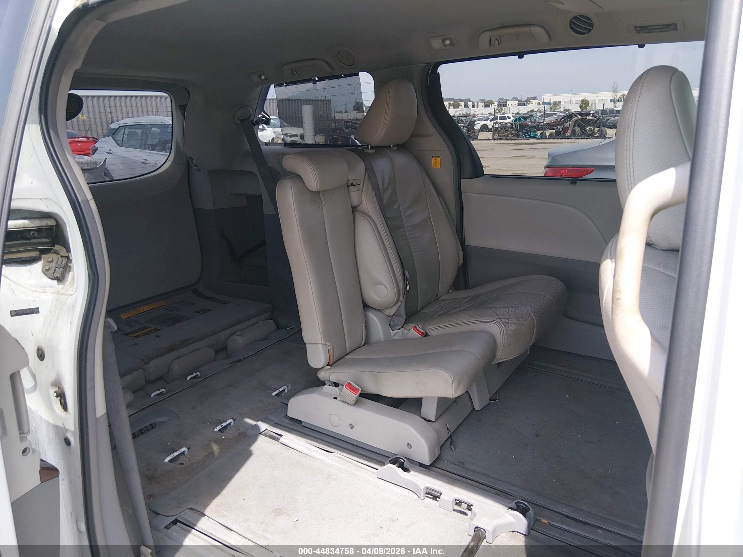 TOYOTA SIENNA image 8