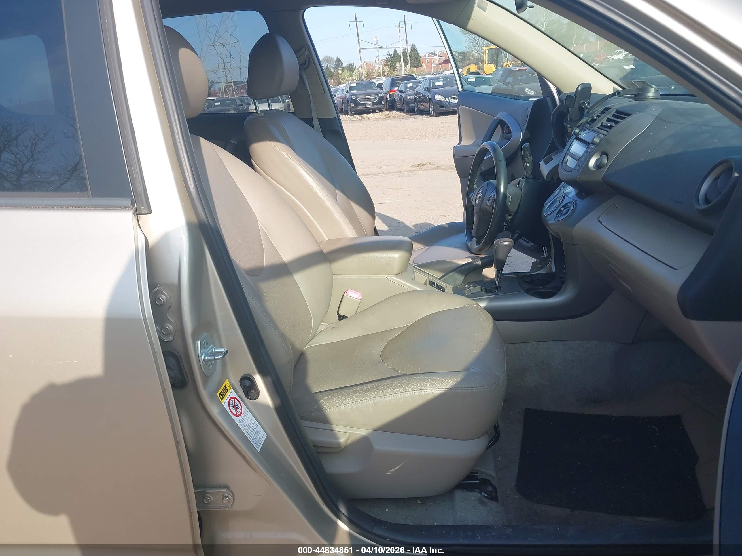 TOYOTA RAV4 image 5