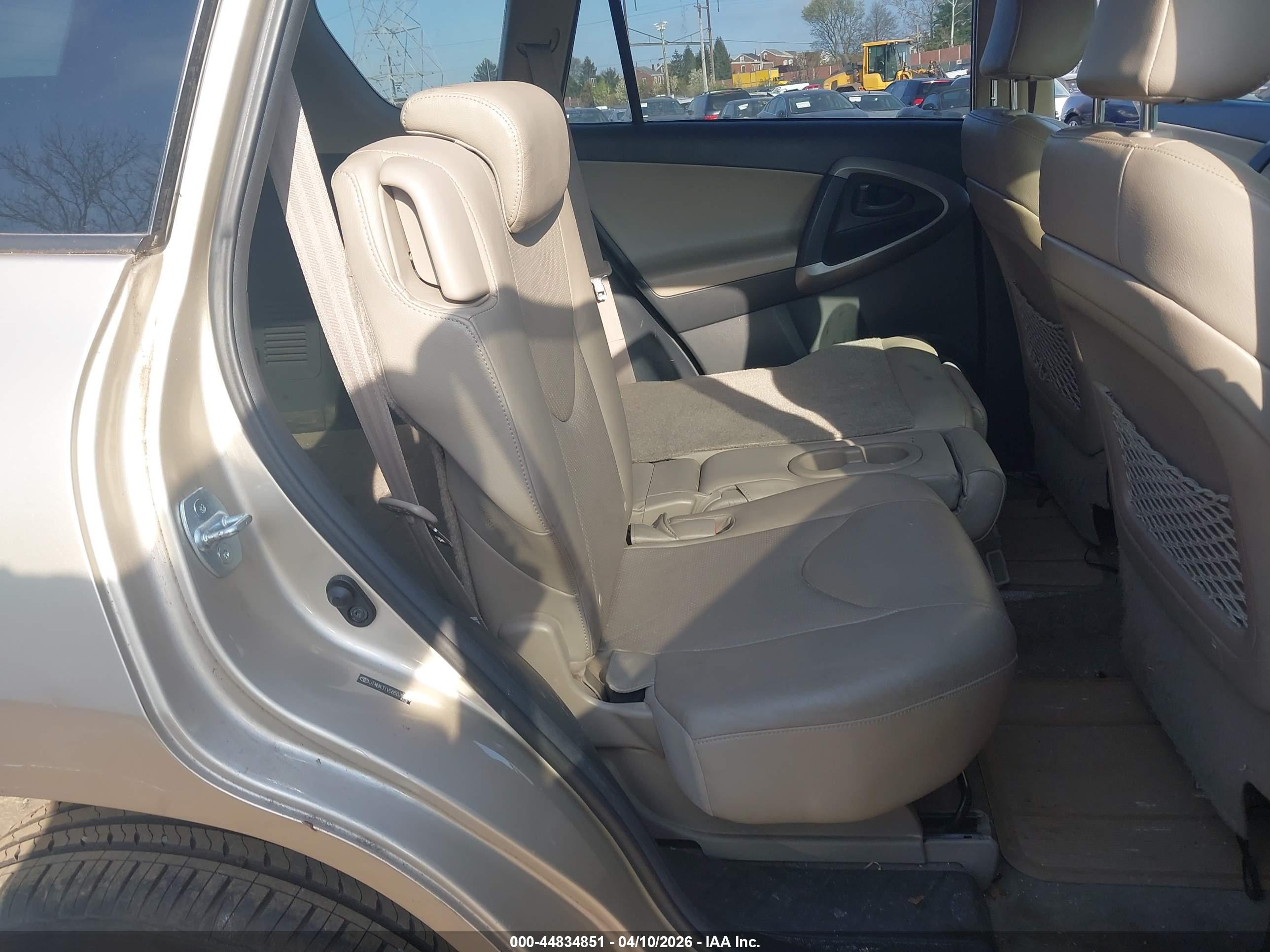 TOYOTA RAV4 image 8
