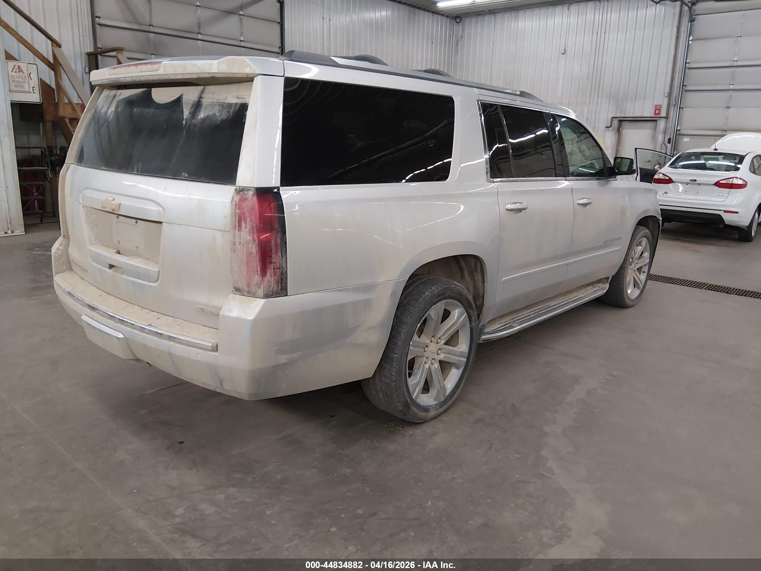 CHEVROLET SUBURBAN image 4