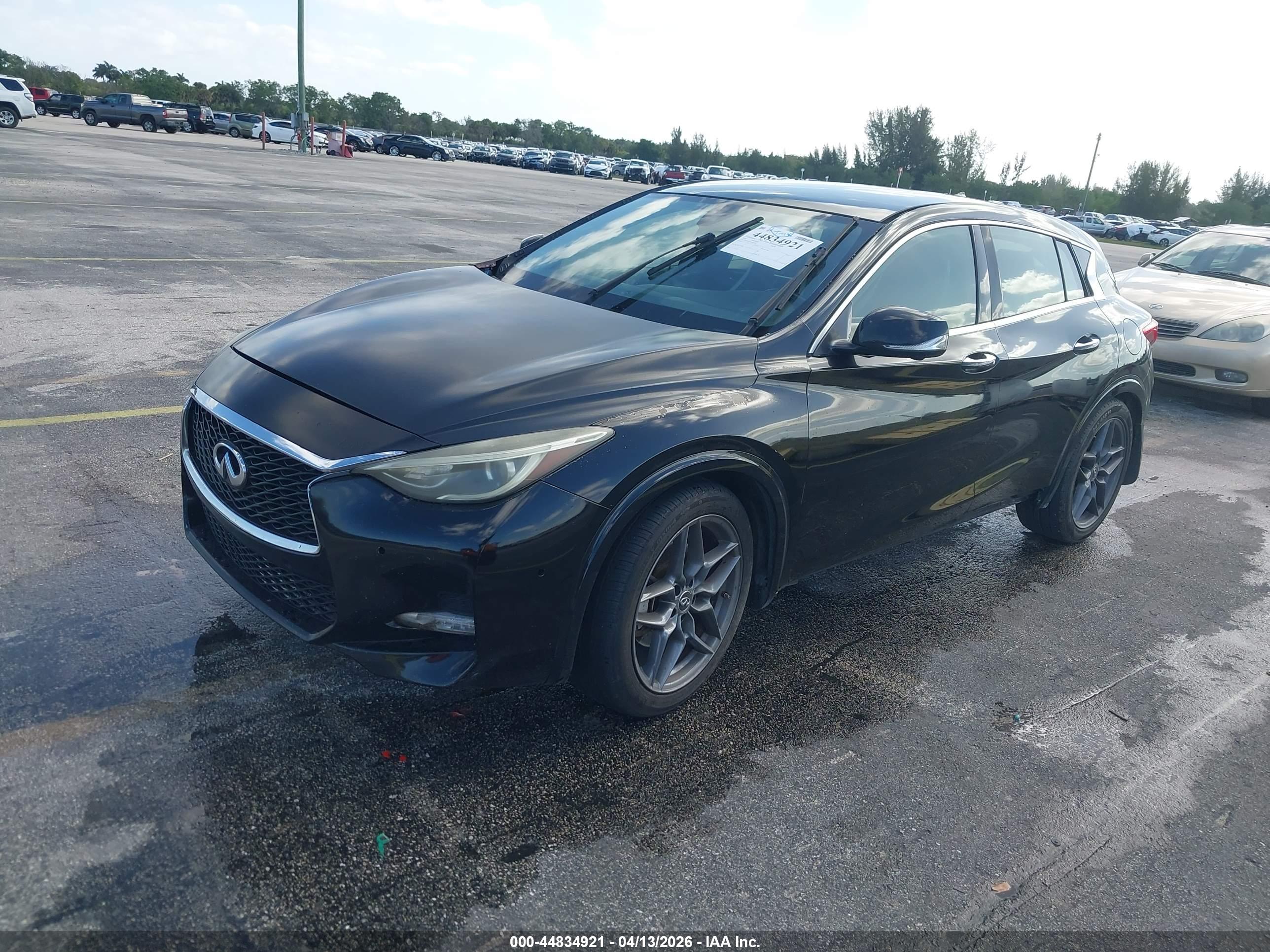 INFINITI QX30 image 2
