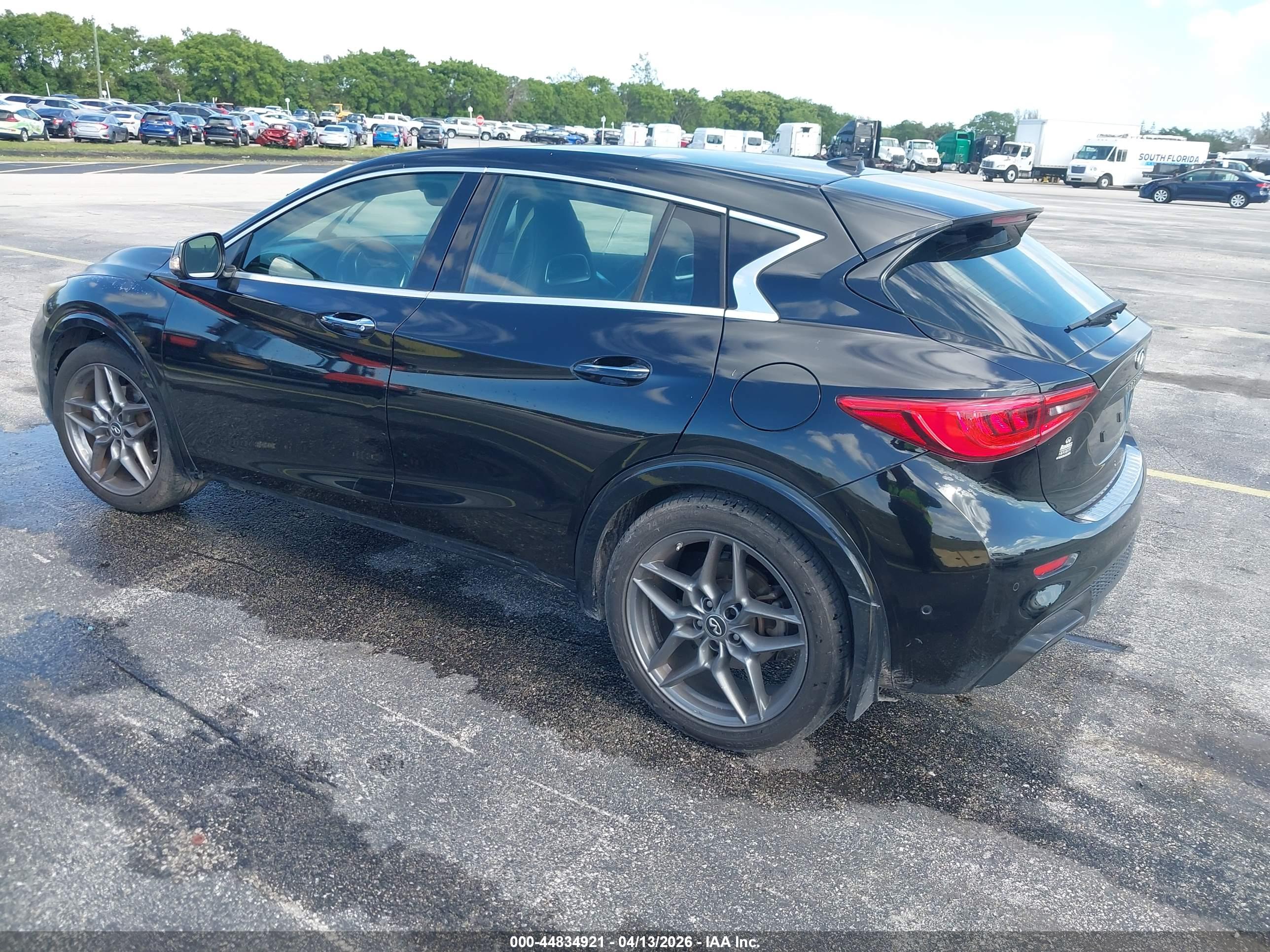 INFINITI QX30 image 3
