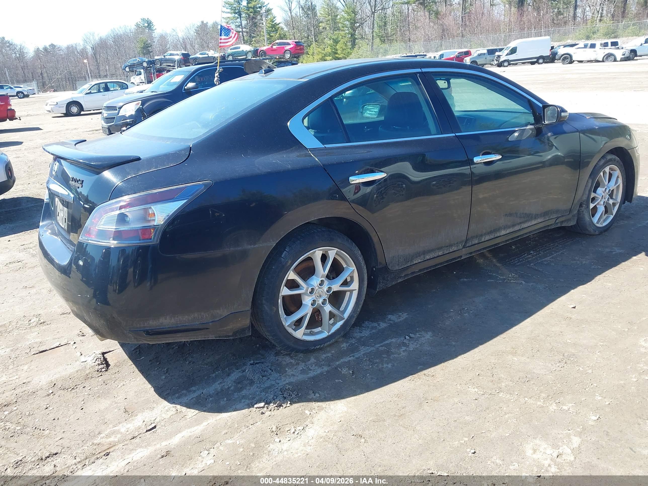 NISSAN MAXIMA image 4