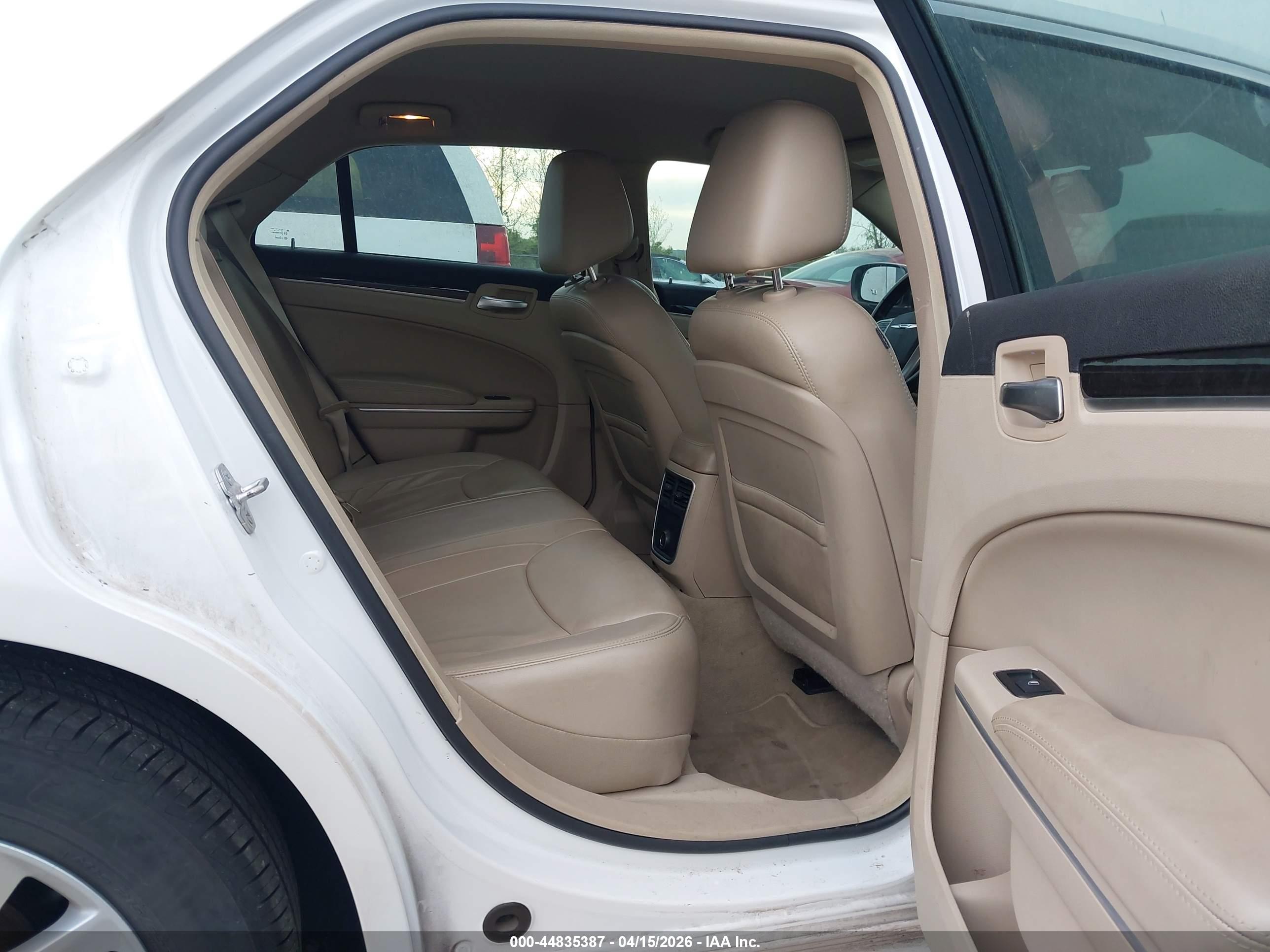 CHRYSLER 300 image 8