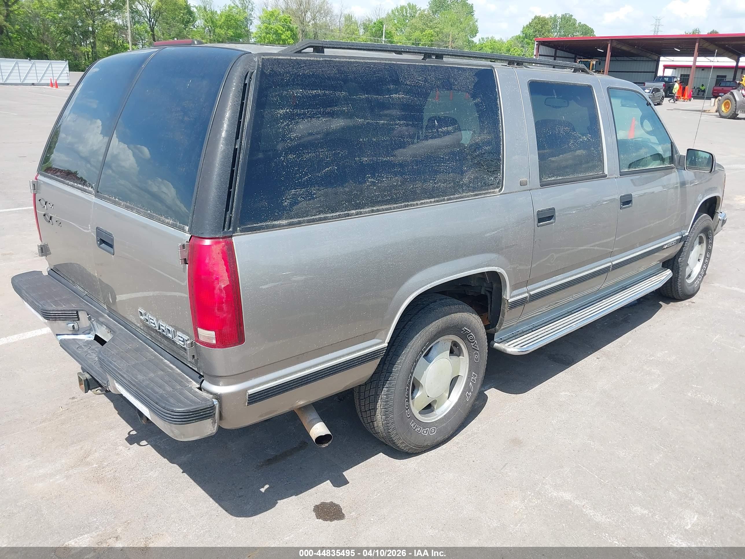CHEVROLET SUBURBAN image 4