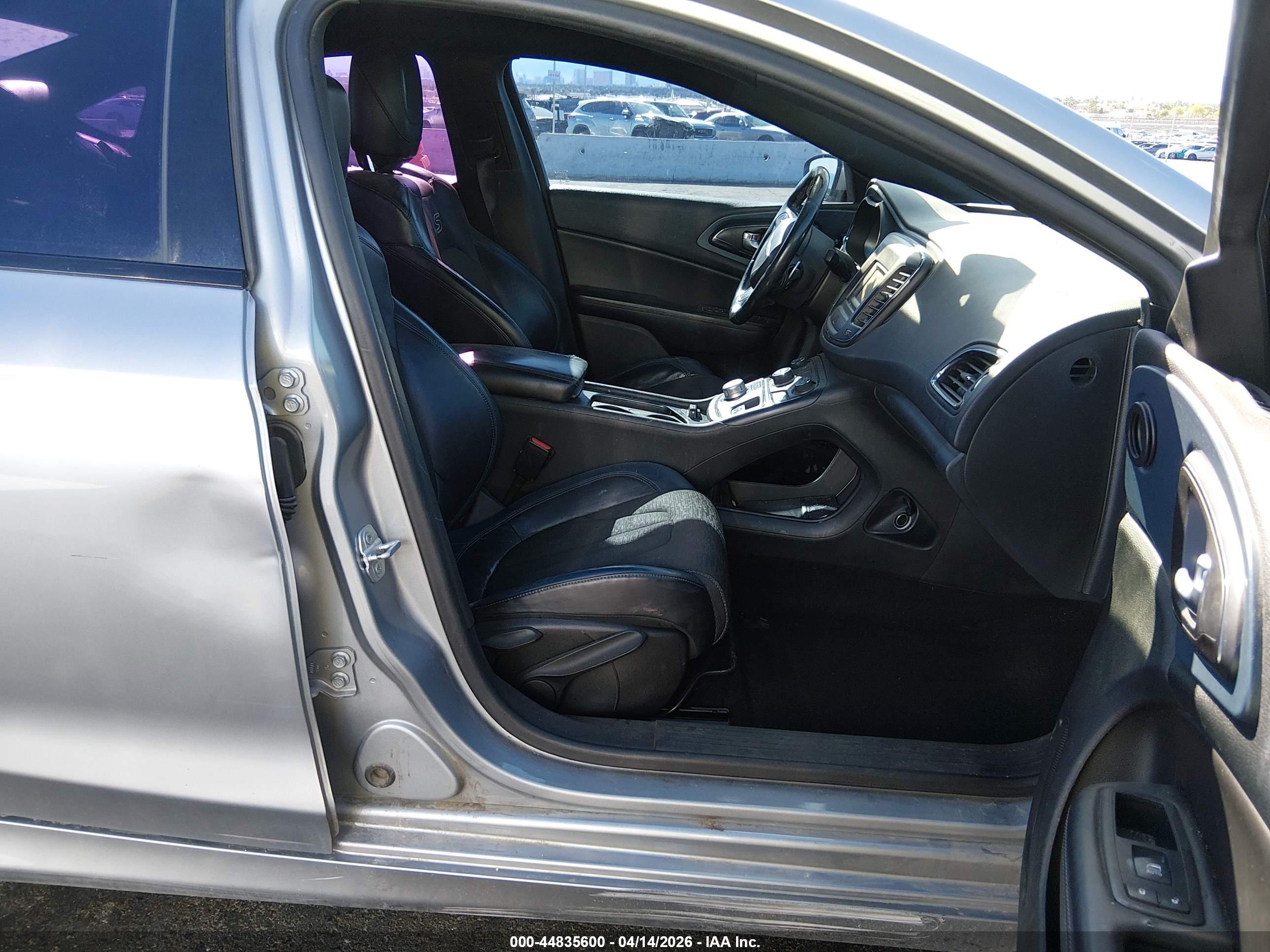 CHRYSLER 200 image 5