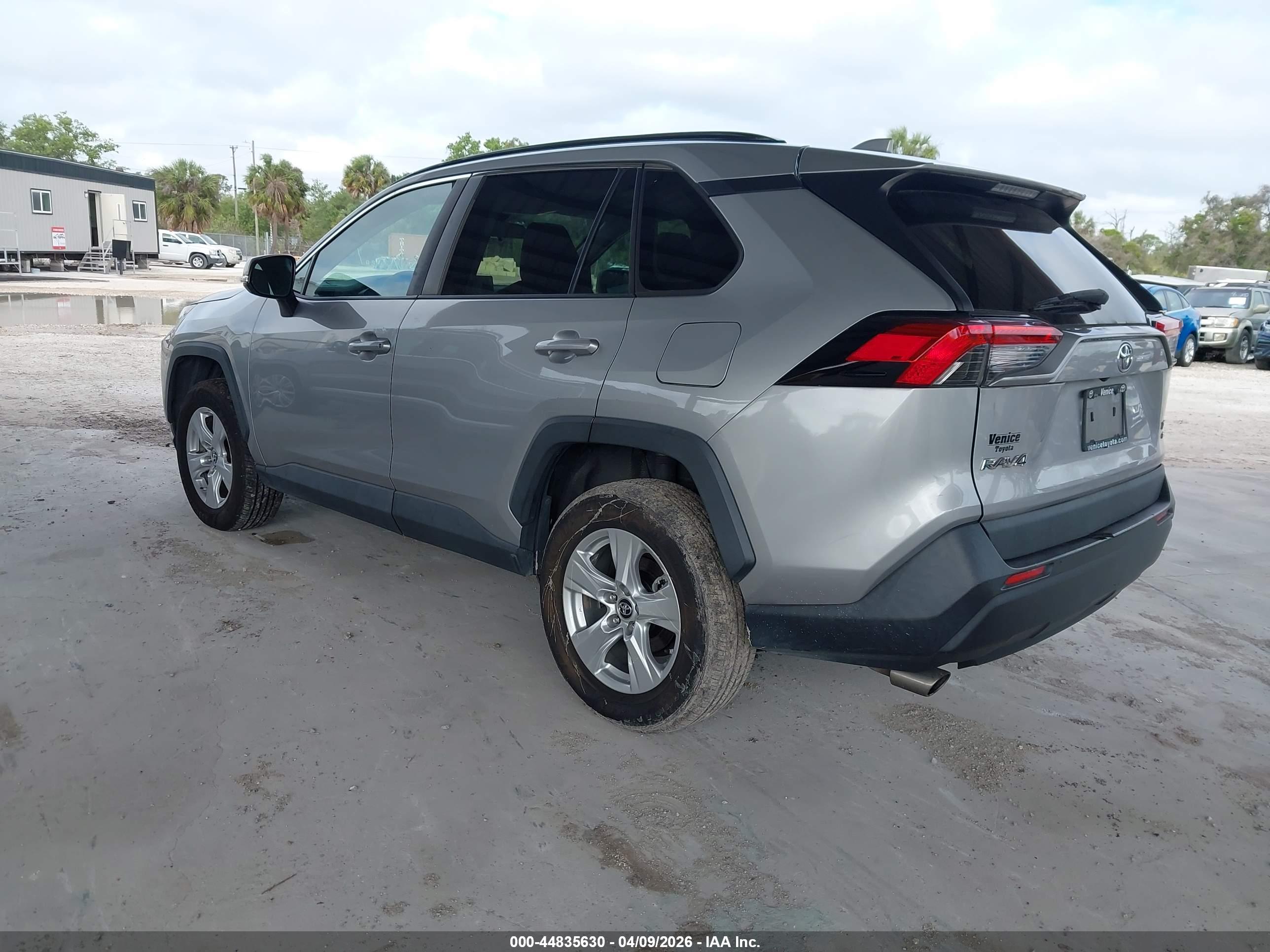 TOYOTA RAV4 image 3