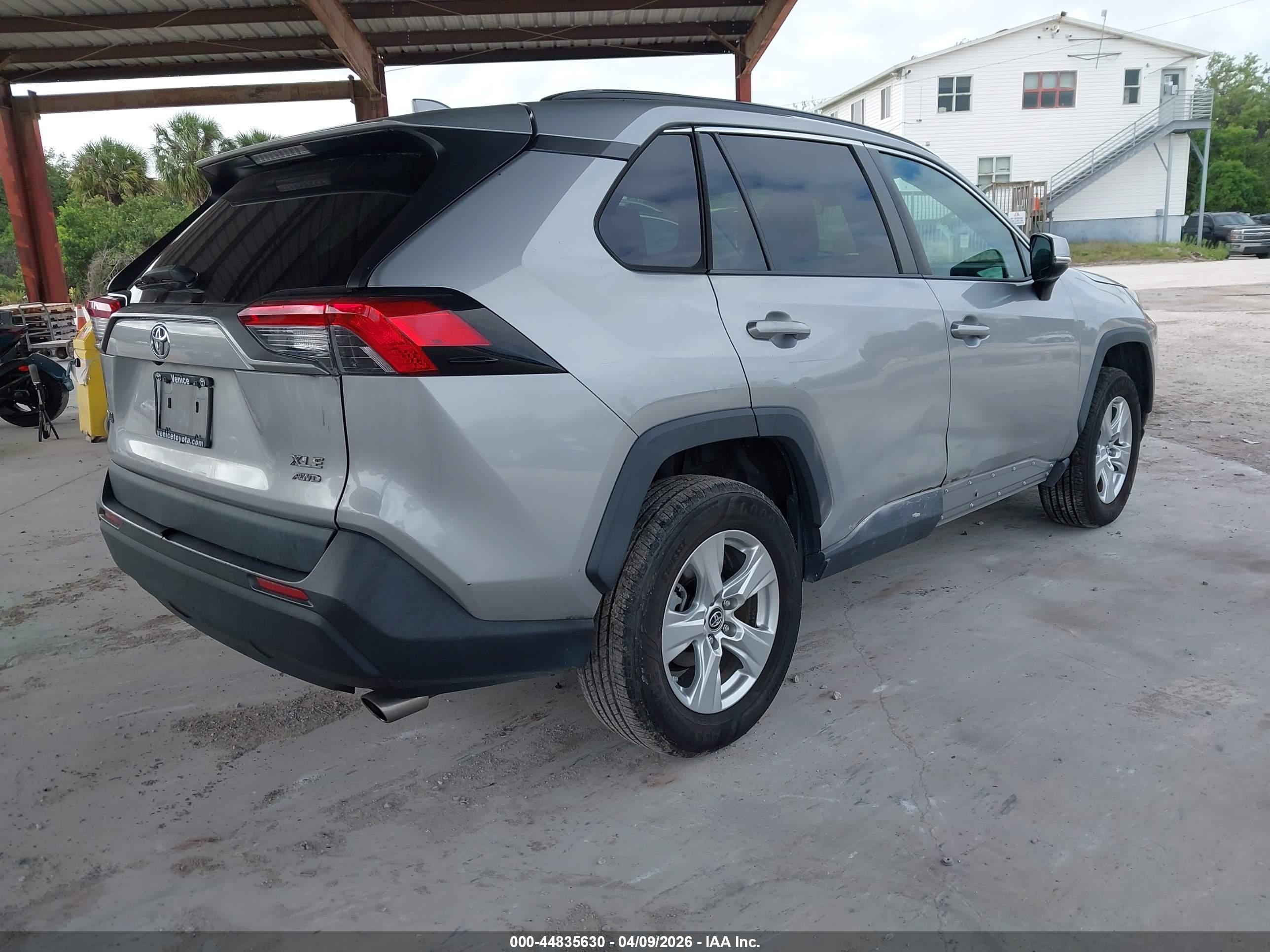 TOYOTA RAV4 image 4