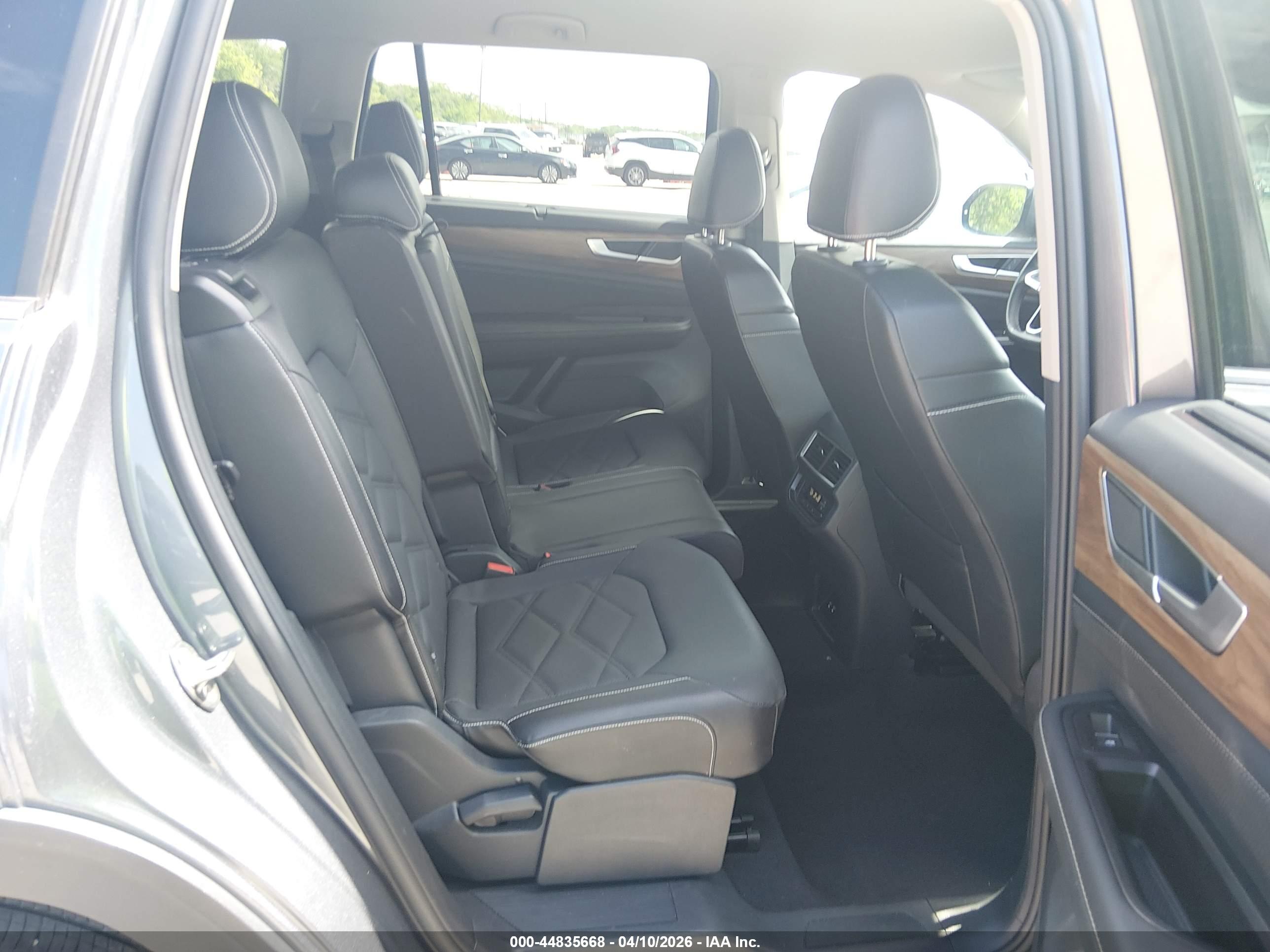 VOLKSWAGEN ATLAS image 8