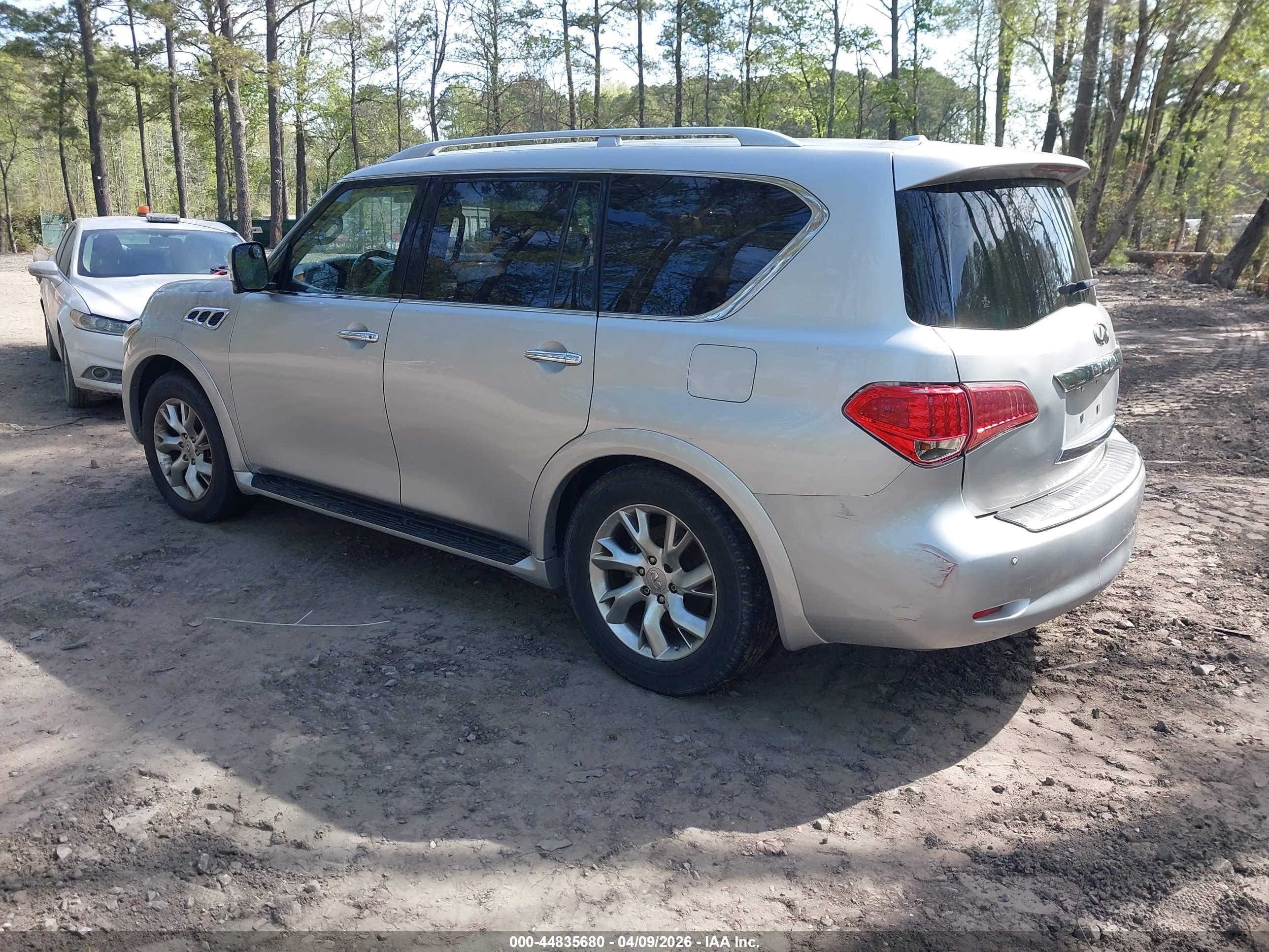 INFINITI QX56 image 3