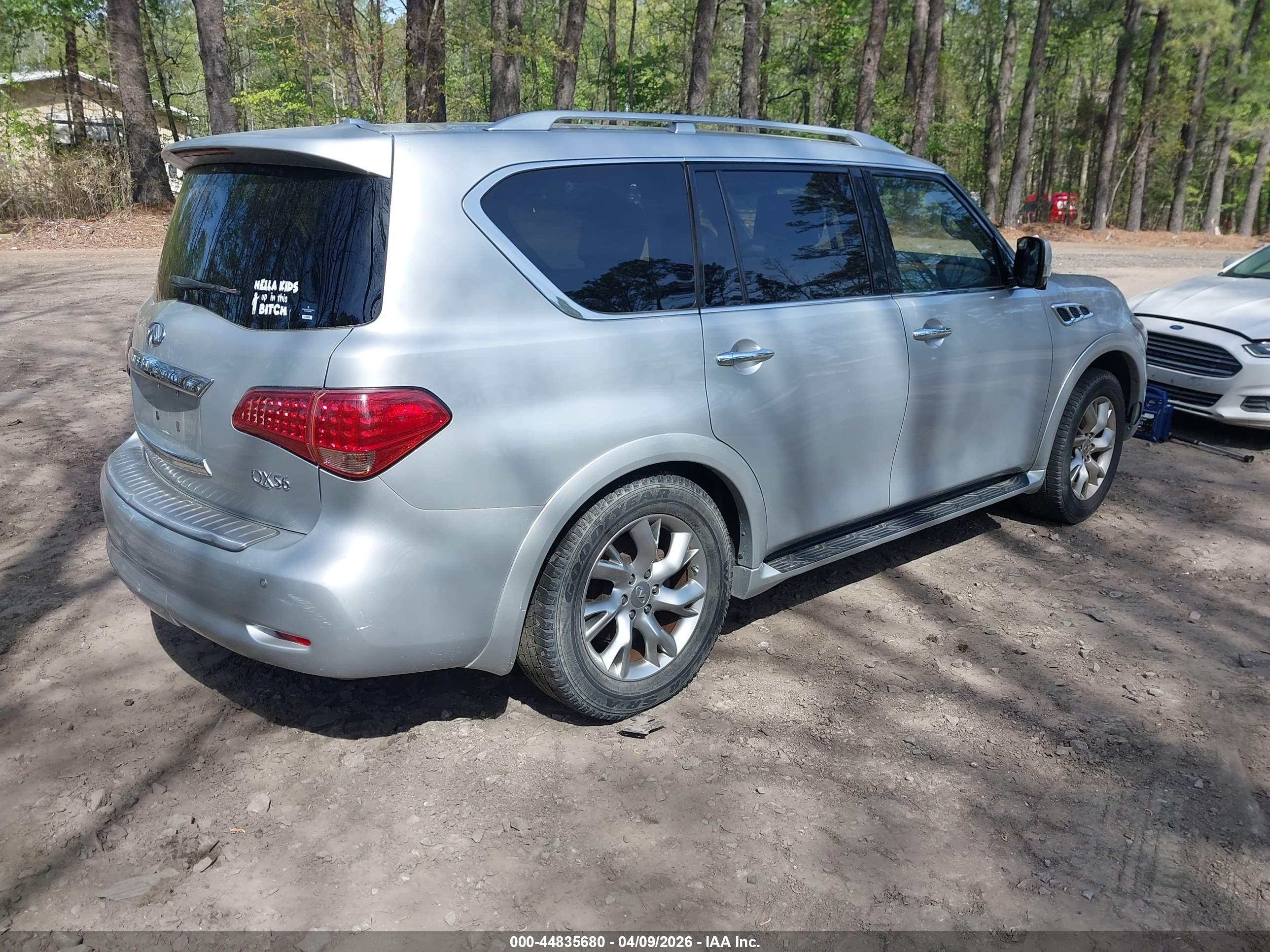 INFINITI QX56 image 4