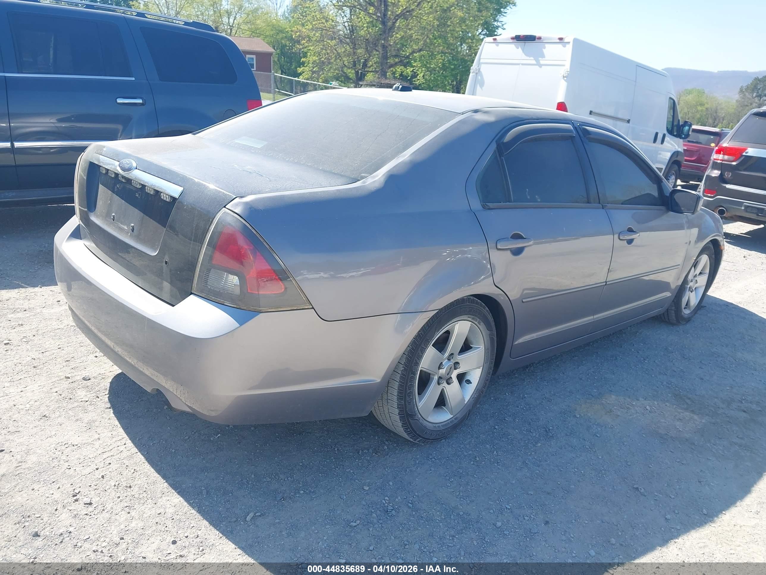FORD FUSION image 4