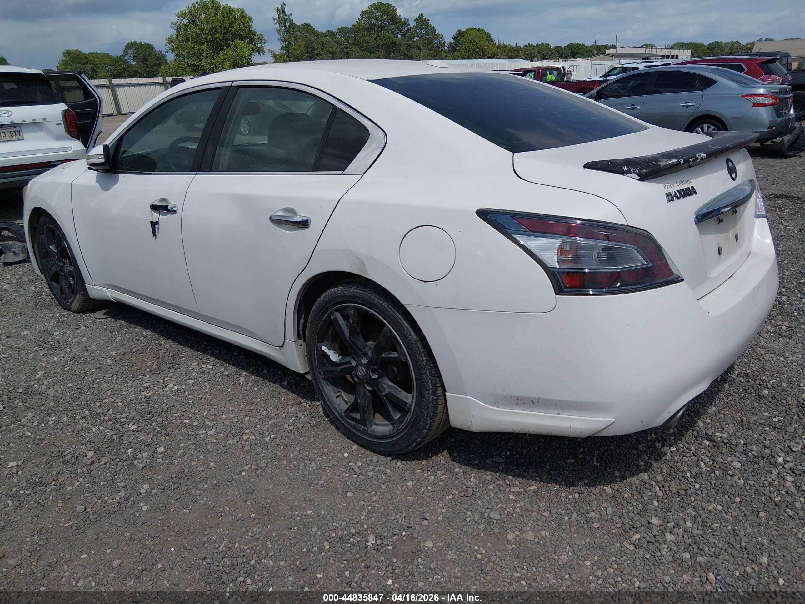NISSAN MAXIMA image 3