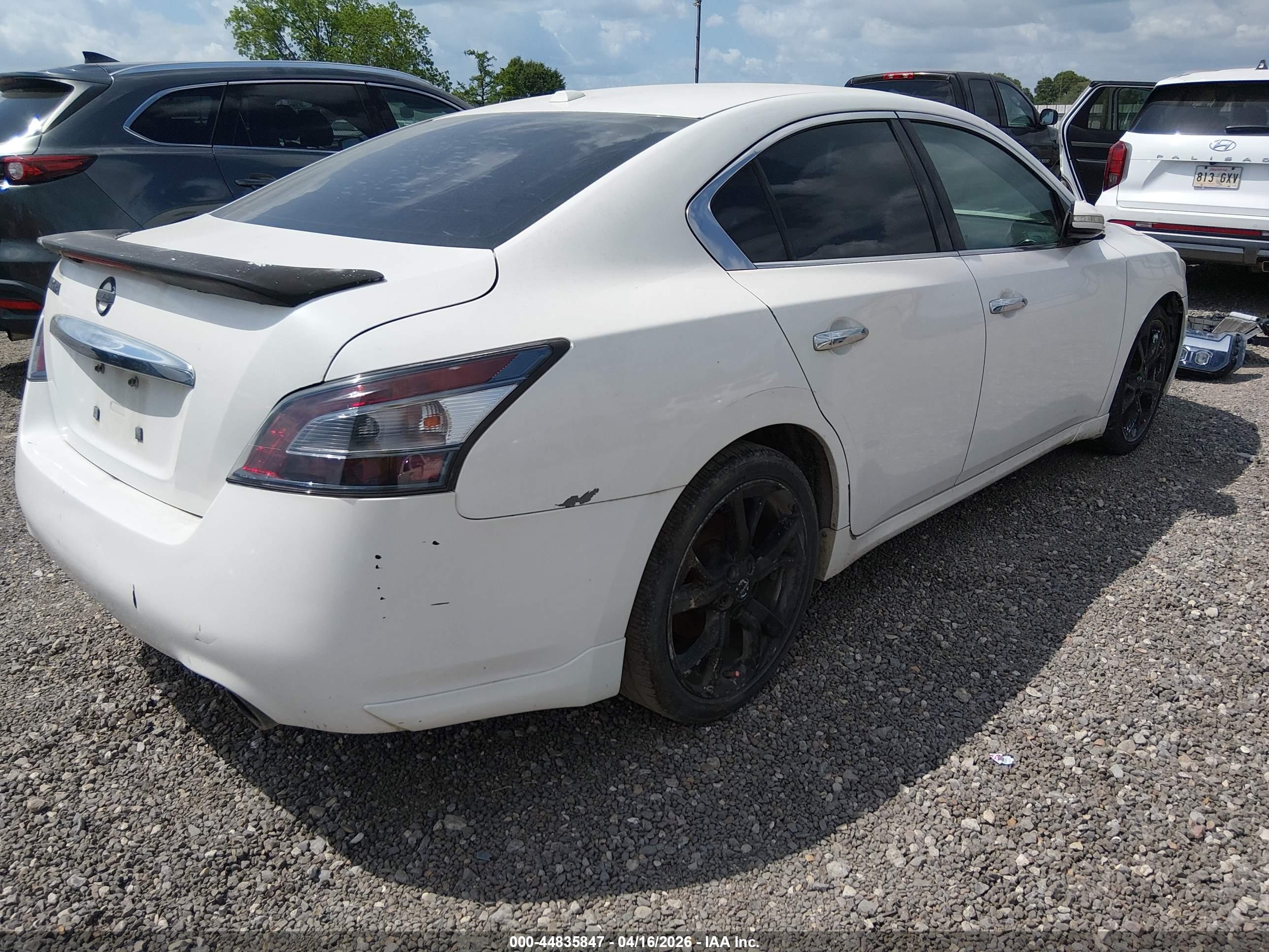 NISSAN MAXIMA image 4