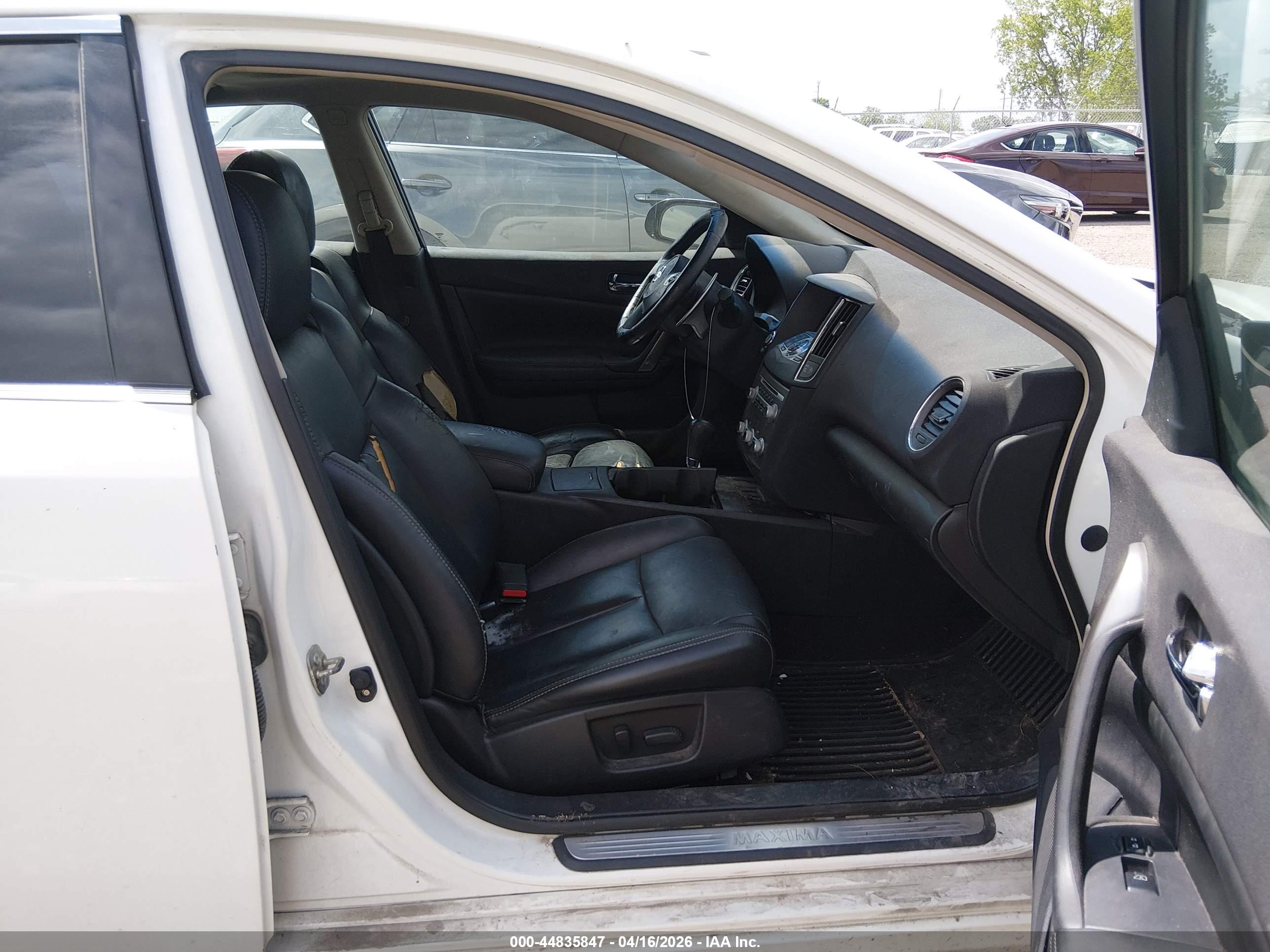 NISSAN MAXIMA image 5