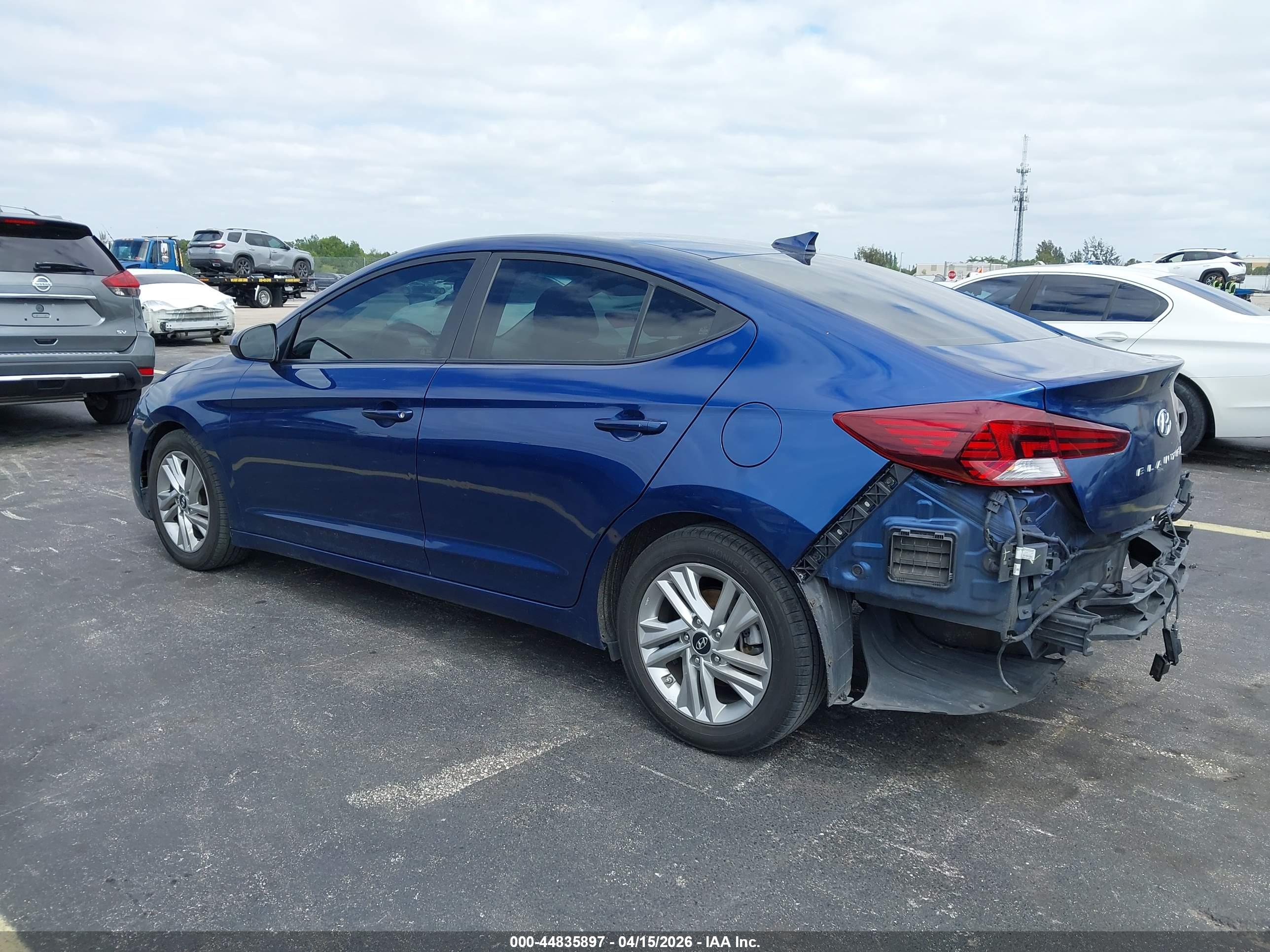 HYUNDAI ELANTRA image 3